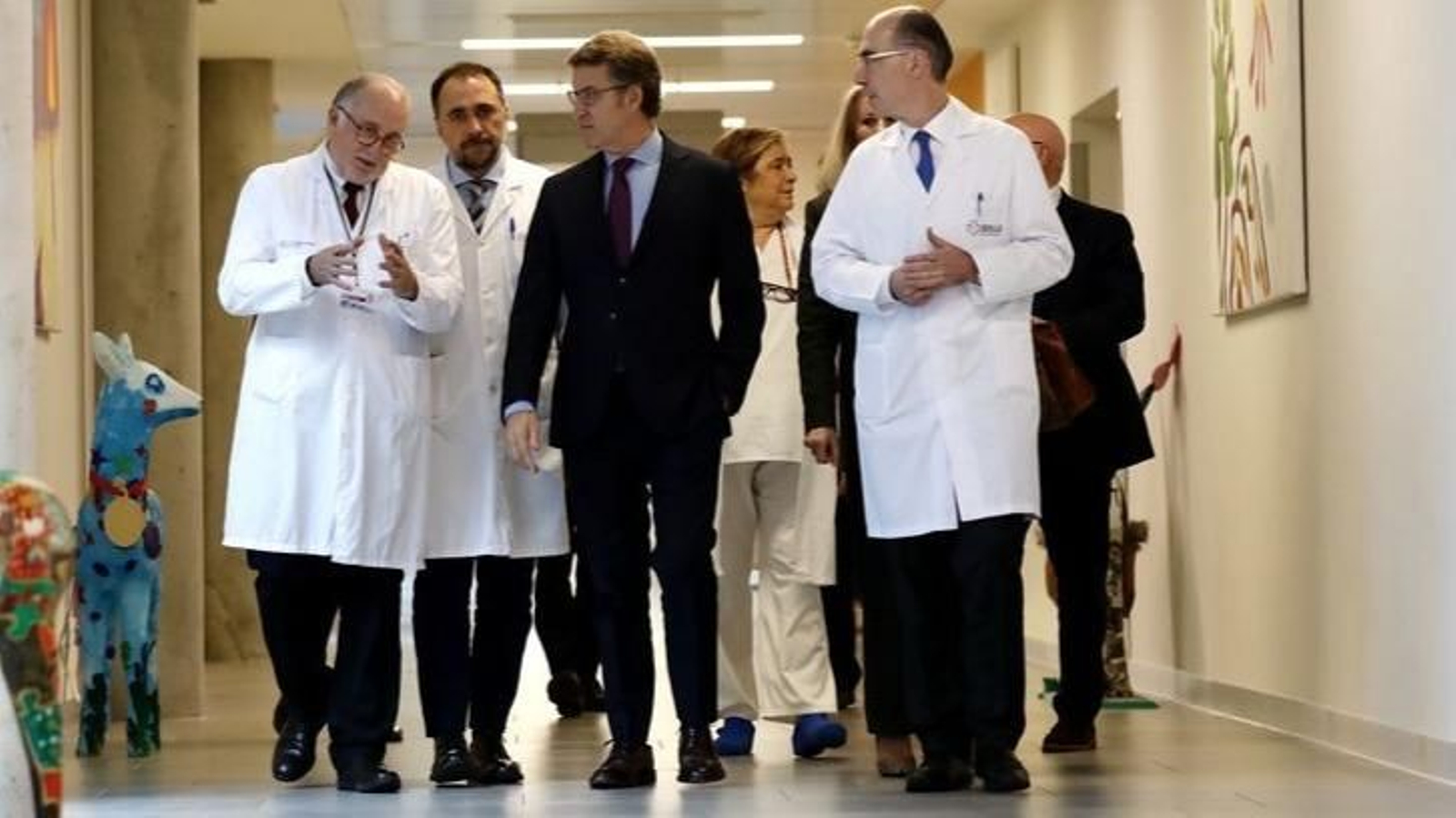 Feijoo, entre Comesaña, a su derecha, y Almuiña, en una visita al Cunqueiro en febrero de 2020.