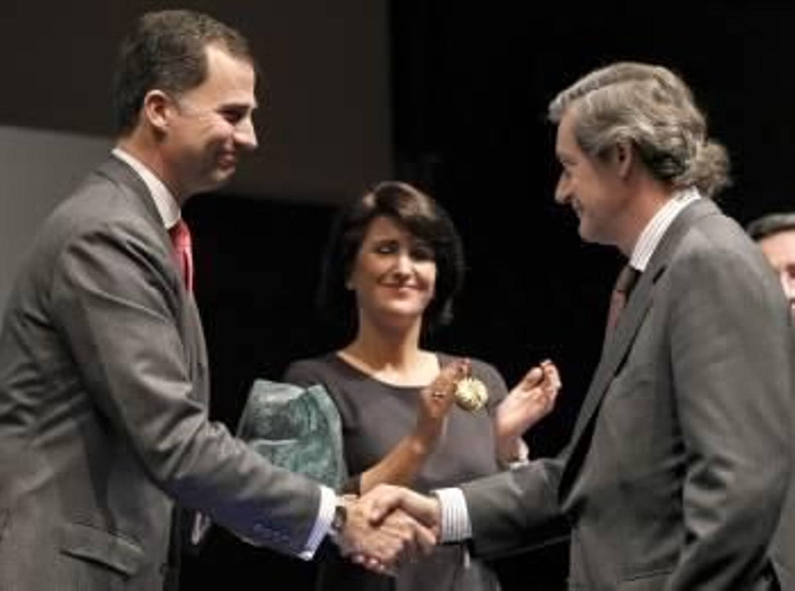 El príncipe de Asturias, durante la entrega de la XV edición de los 'Premios CODESPA a la Empresa Solidaria', en la categoria Empresa Solidaria, al presidente de Acciona, José Manuel Entrecanales. EFE/Chema Moya