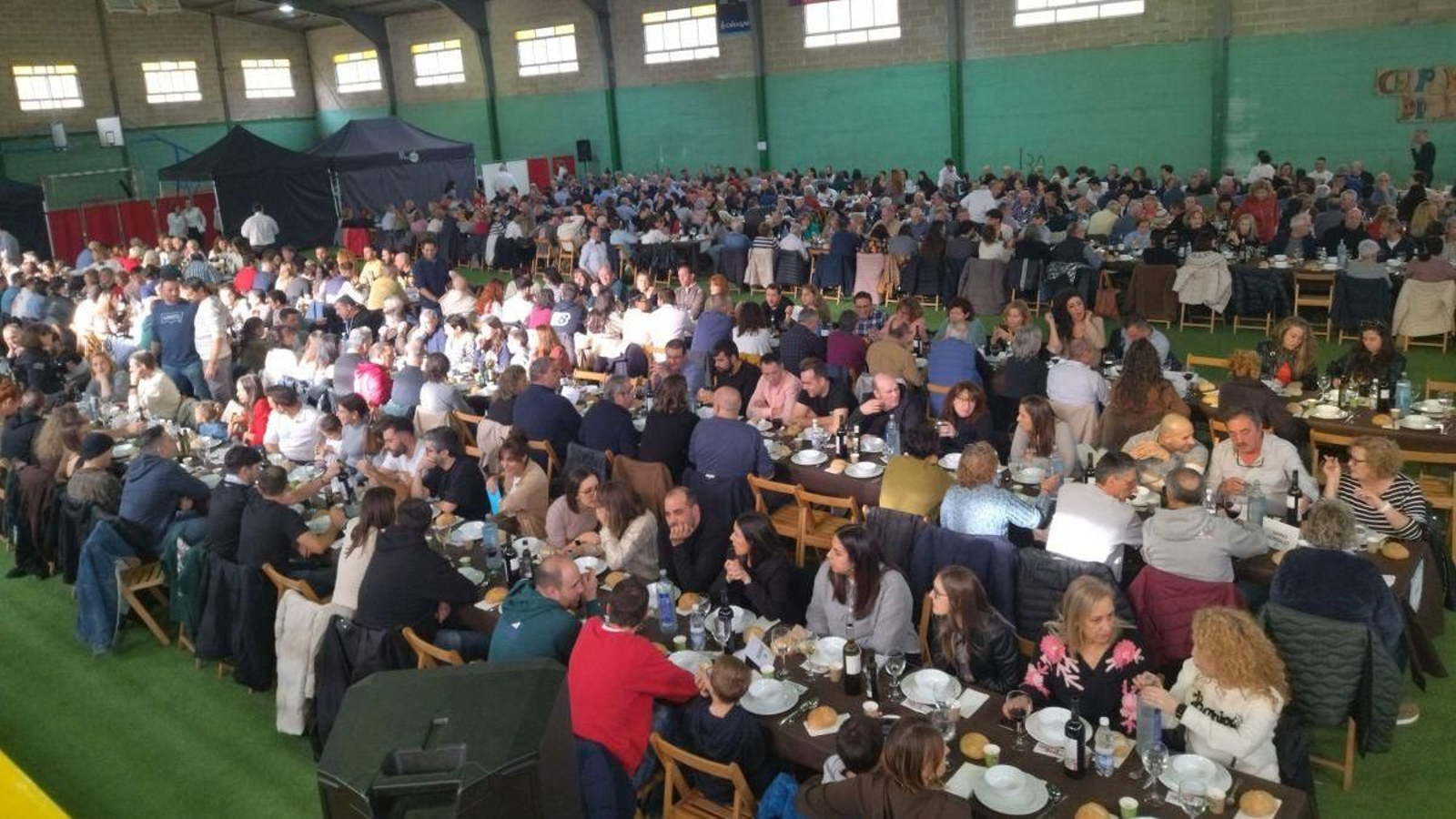 Asistentes a la II Festa da Matanza de Rubiá, en el polideportivo.