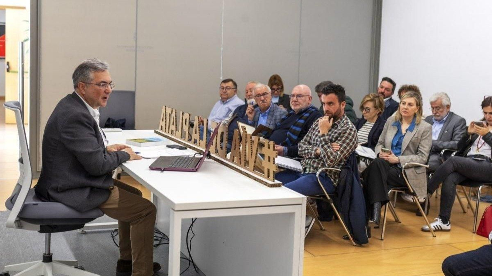 O presidente da Deputación, Luis Menor, reunido con representantes dos 28 concellos.