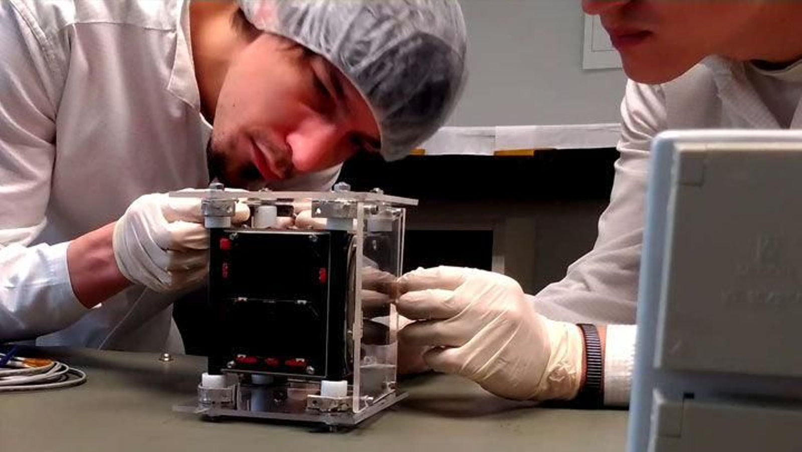 Montaje de uno de los primeros satélites en miniatura en el centro vigués.