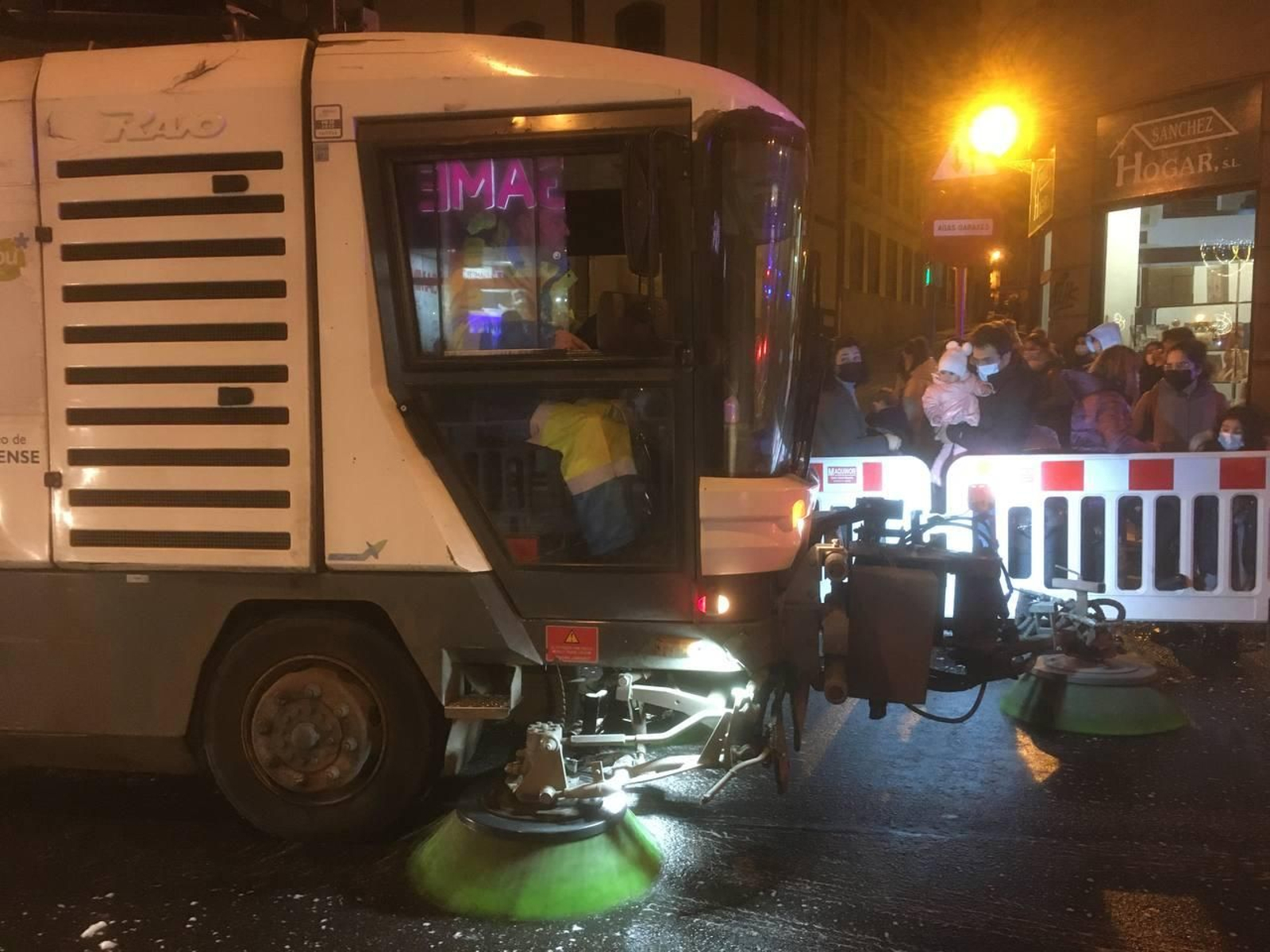 OURENSE. El coche escoba cierra la cabalgata.
