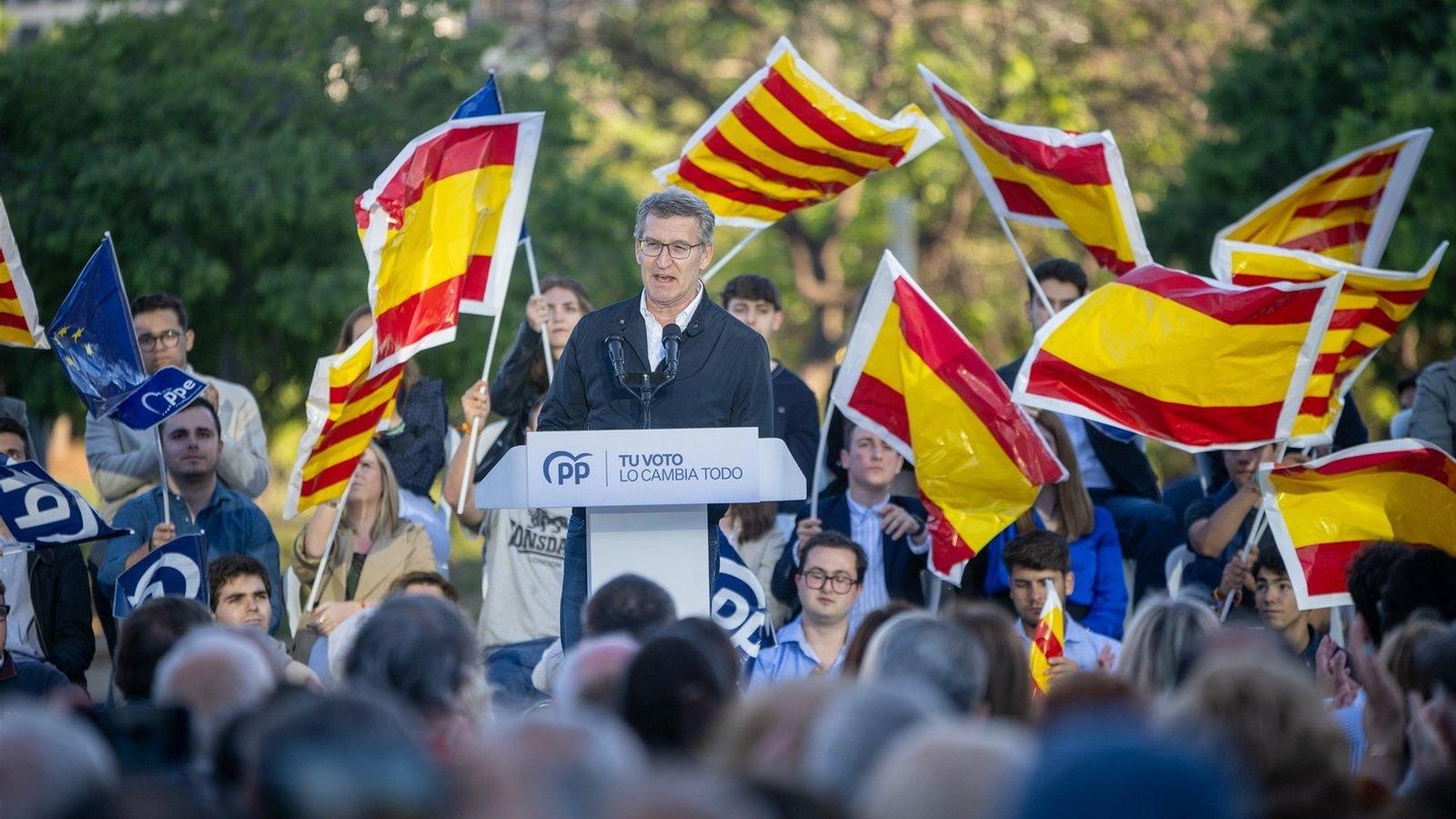 El presidente del partido PP Alberto Núñez Feijóo interviene durante un mitin del PP, en L'Hospitalet de Llobregat.