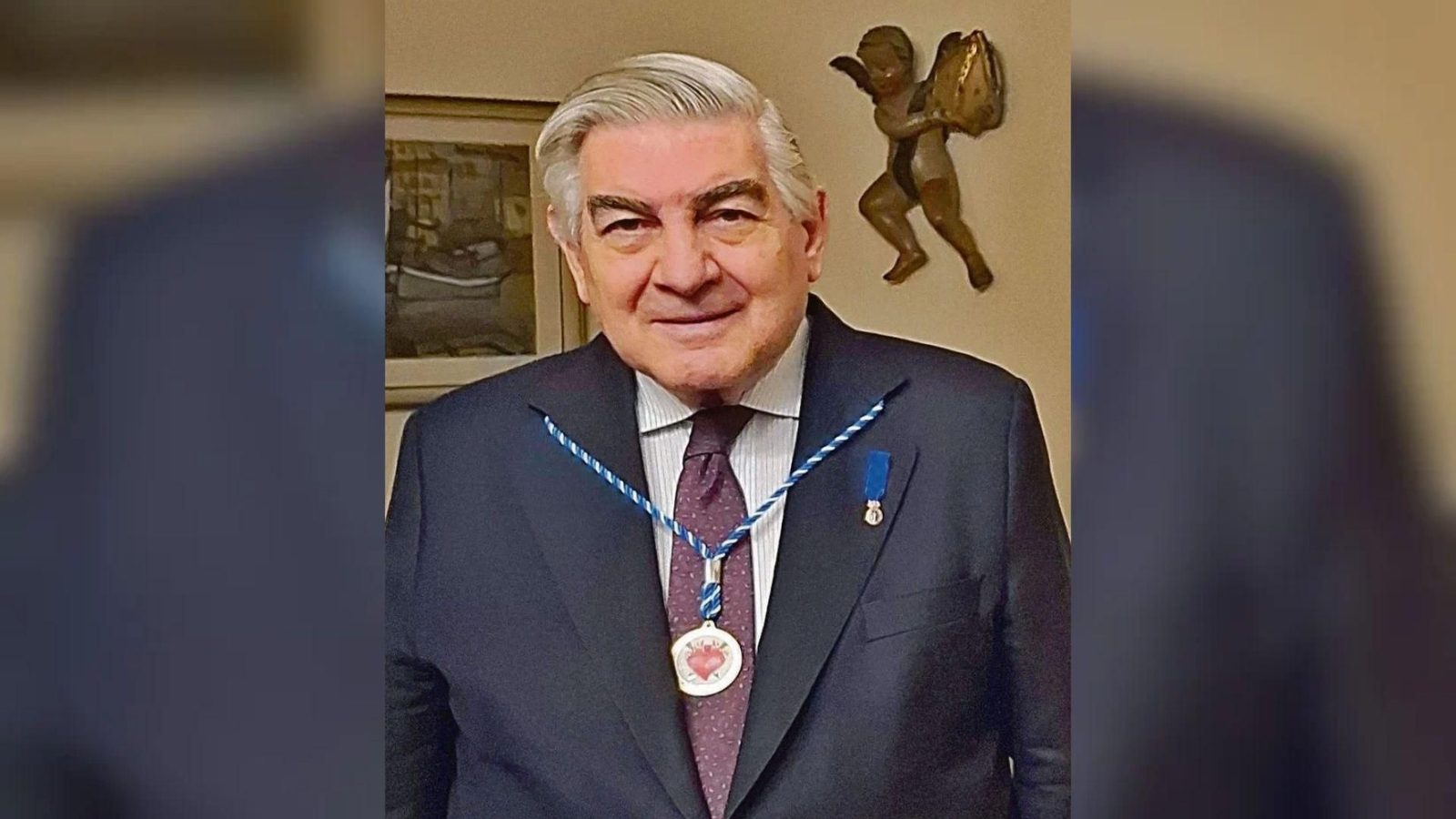 Ernesto Fernández-Xesta Vázquez con la medalla Padre de la Gándara.