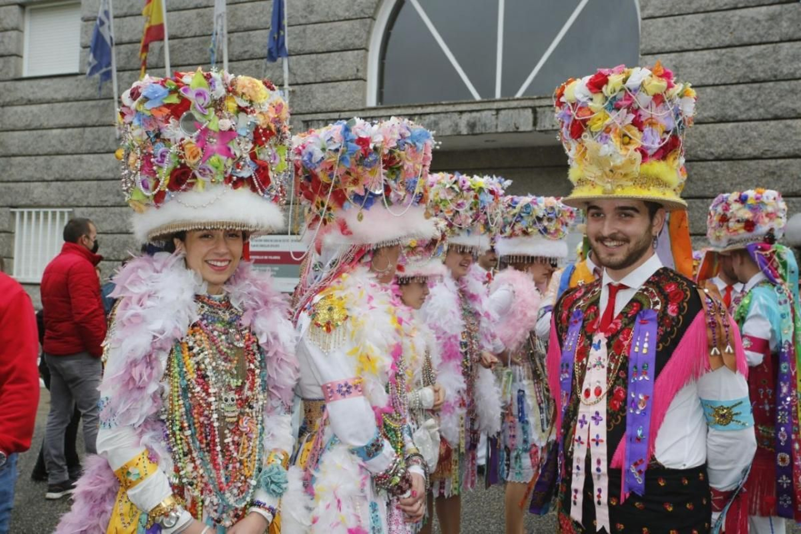 Los trajes y vestidos que llevan los chicos y chicas en la danza de Cobres van pasando de mano en mano de padres a hijos