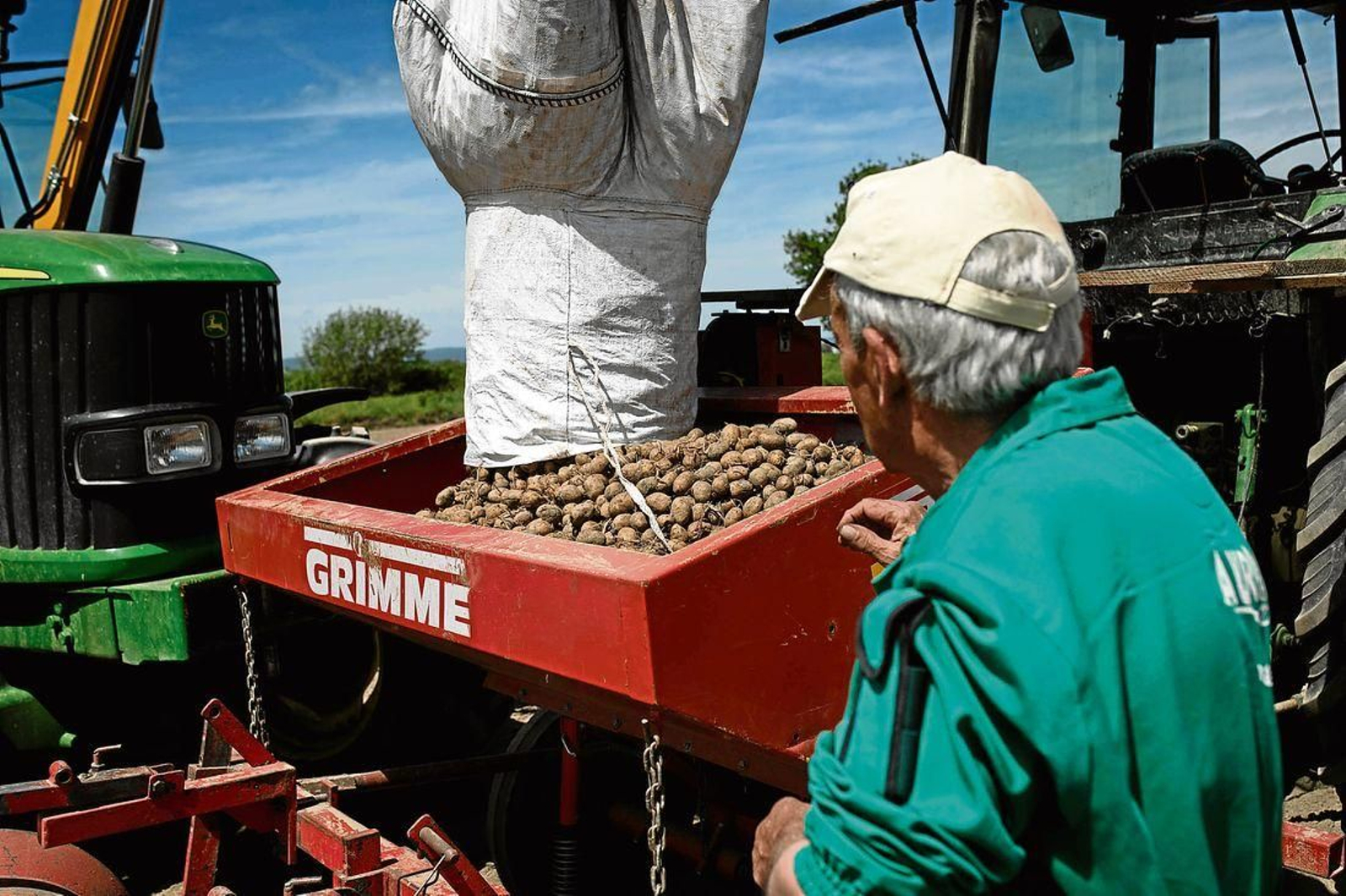 Labores de siembra de patata en la comarca de A Limia. (Foto: Óscar Pinal)
