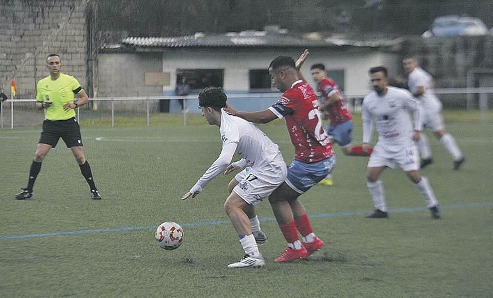 El barquense Cuña presiona a Raúl Gallego, del Atlético Arnoia, en el derbi disputado en O Xestal.