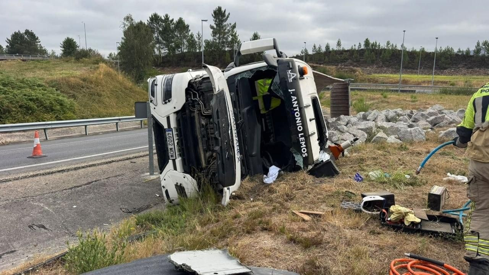 Estado en el que quedó el camión tras volcar en la AP-9 a la altura de Porriño.