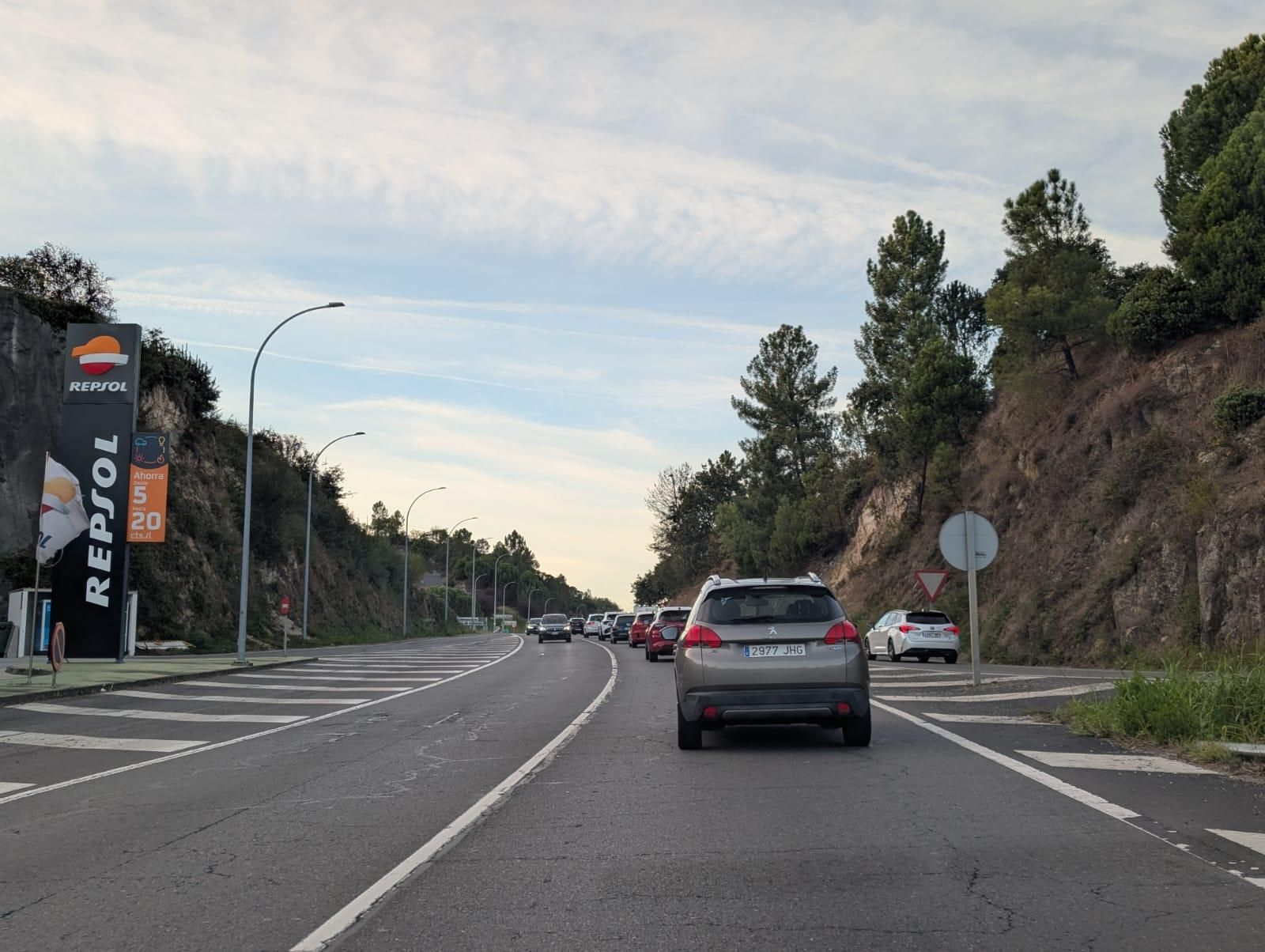 Las retenciones se registraron en la N-525 tras el accidente entre los dos vehículos.