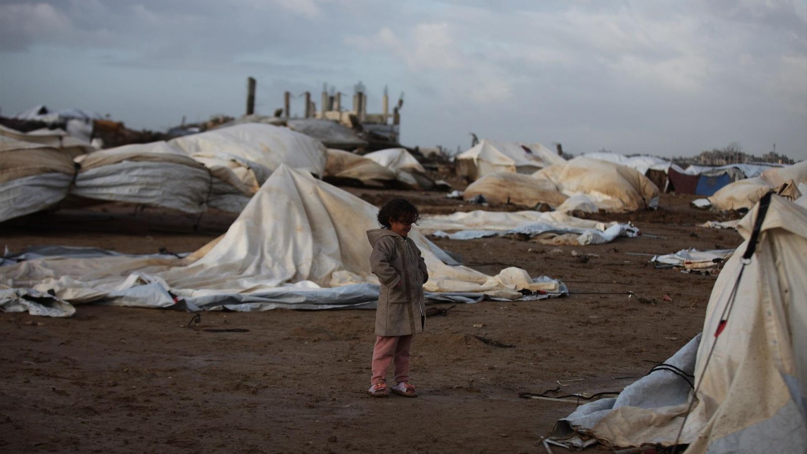 Una niña palestina en medio de las tiendas de refugiados de Gaza