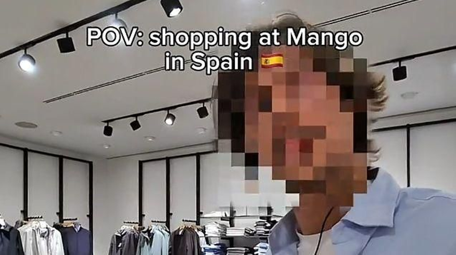 Captura del vídeo en el que el dependiente de Mango atiende a un cliente.