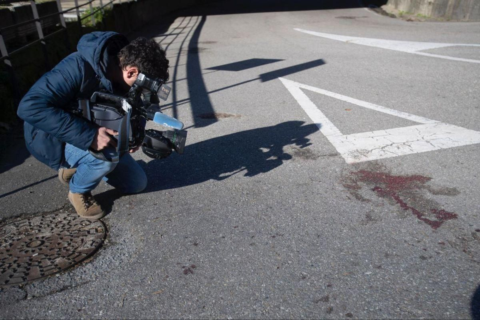 A primera hora de la mañana todavía eran visibles las manchas de sangre de la víctima, en la imagen, sobre el pavimento.