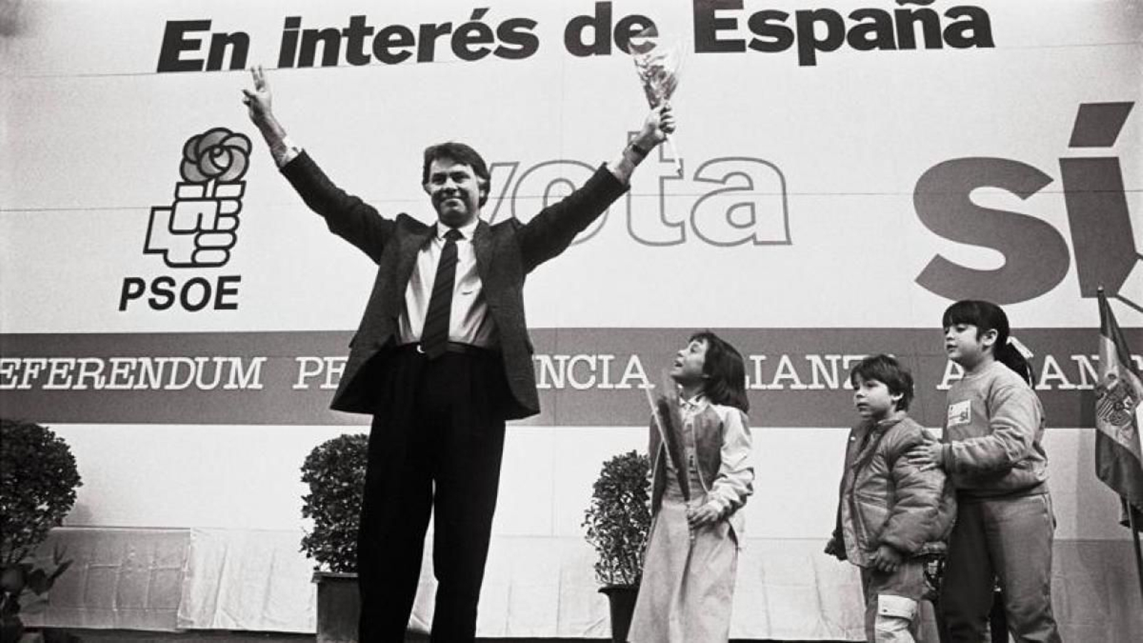 Felipe González, entonces presidente del Gobierno, en un mitin pidiendo el voto favorable a la adhesión a la OTAN.