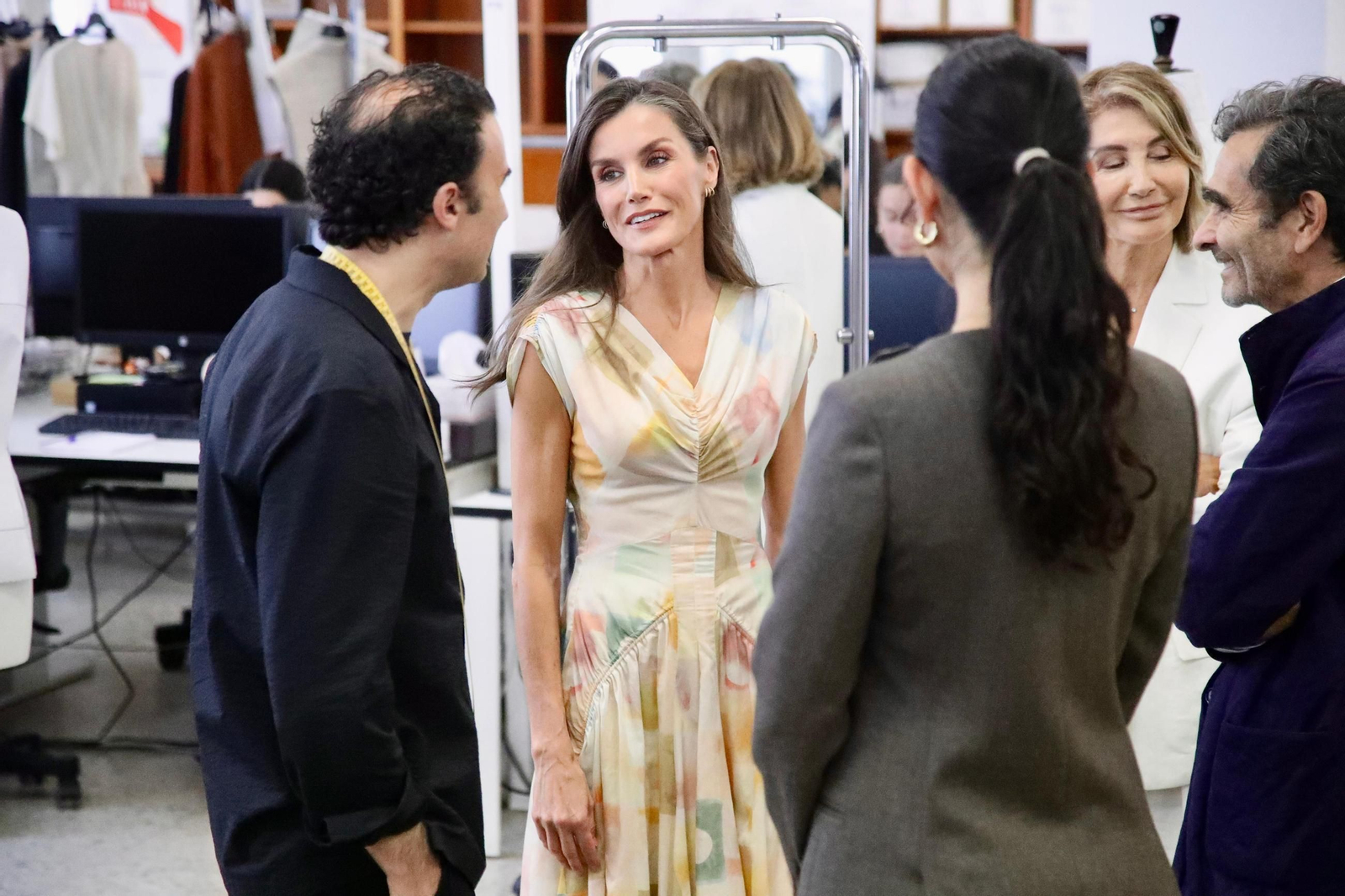 Galería | Desde la exposición hasta los talleres, el recorrido de la reina Leticia por Adolfo Domínguez