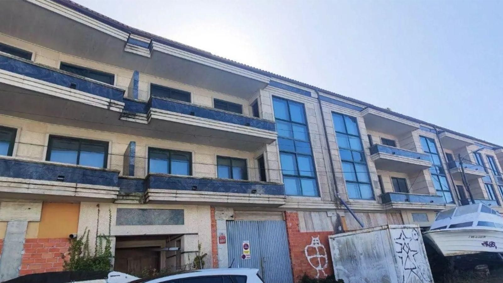 El edificio decomisado a Marcial Dorado en la zona de O Xufre, en A Illa de Arousa, que el Concello comprará para habilitar 15 viviendas públicas.