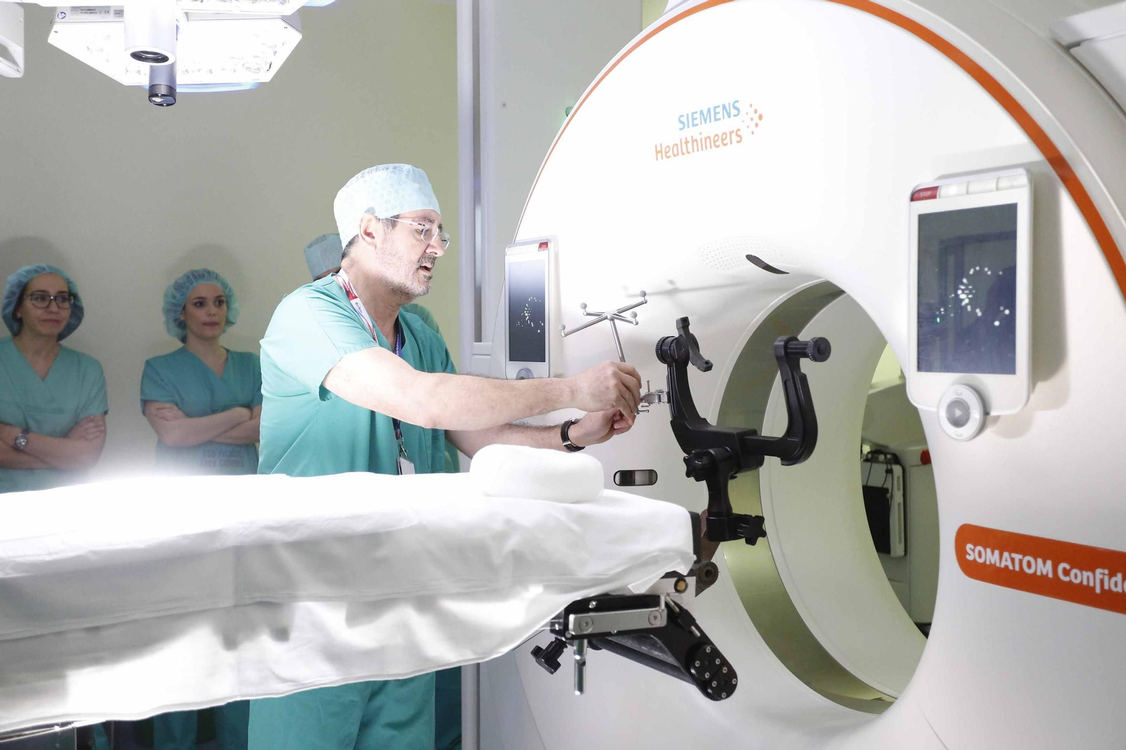 El TAC intraoperatorio, en la foto, se usa en cirugías de columna.