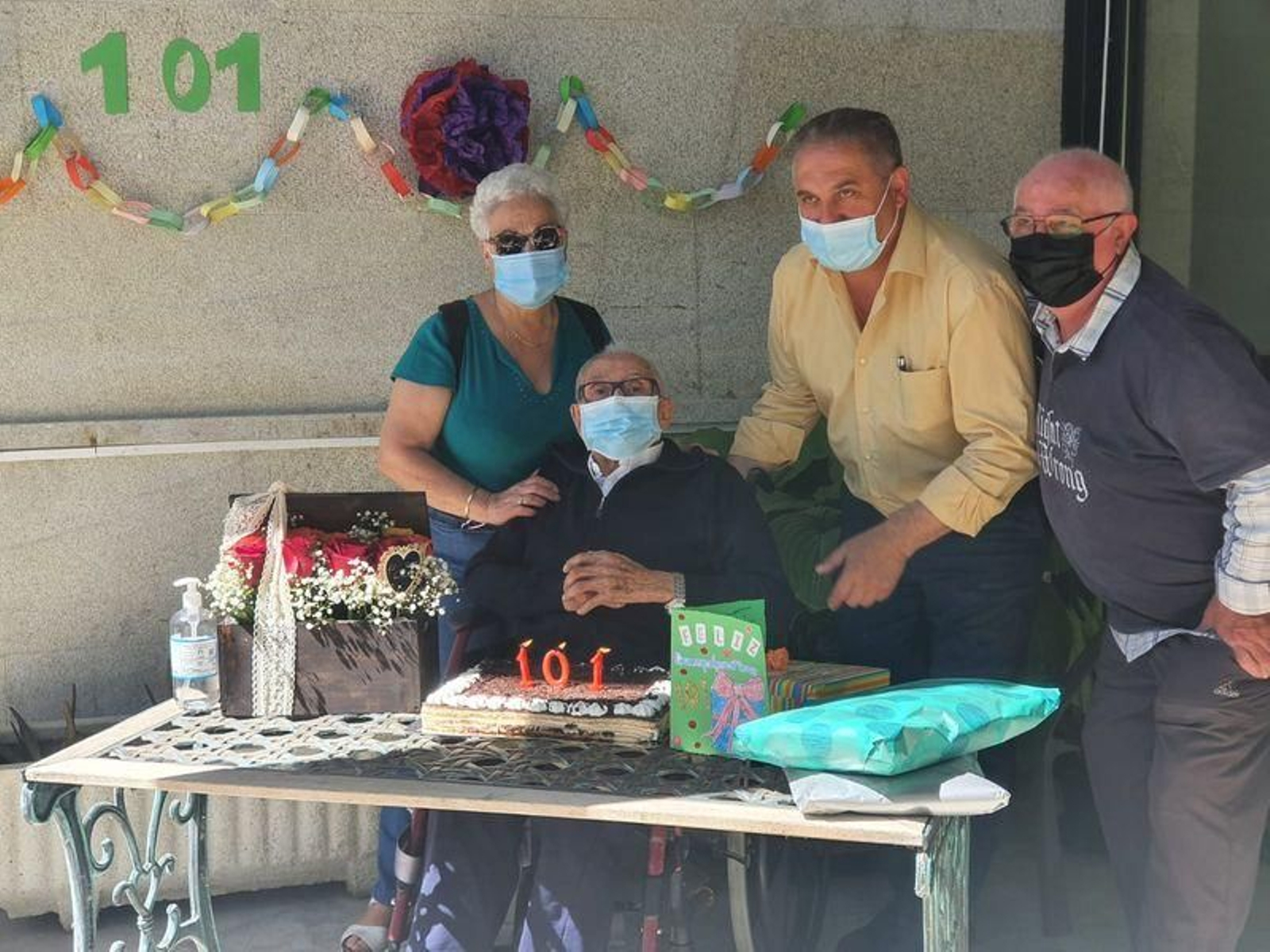Tomás con su familia y el alcalde de Manzaneda.