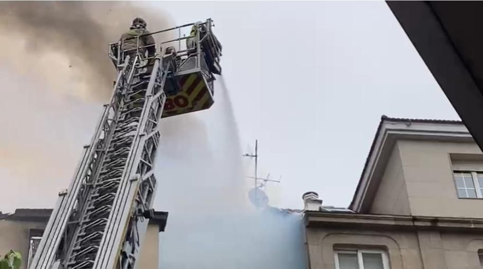 Galería | Así fue el voraz fuego que calcinó un edificio en A Ponte, en imágenes