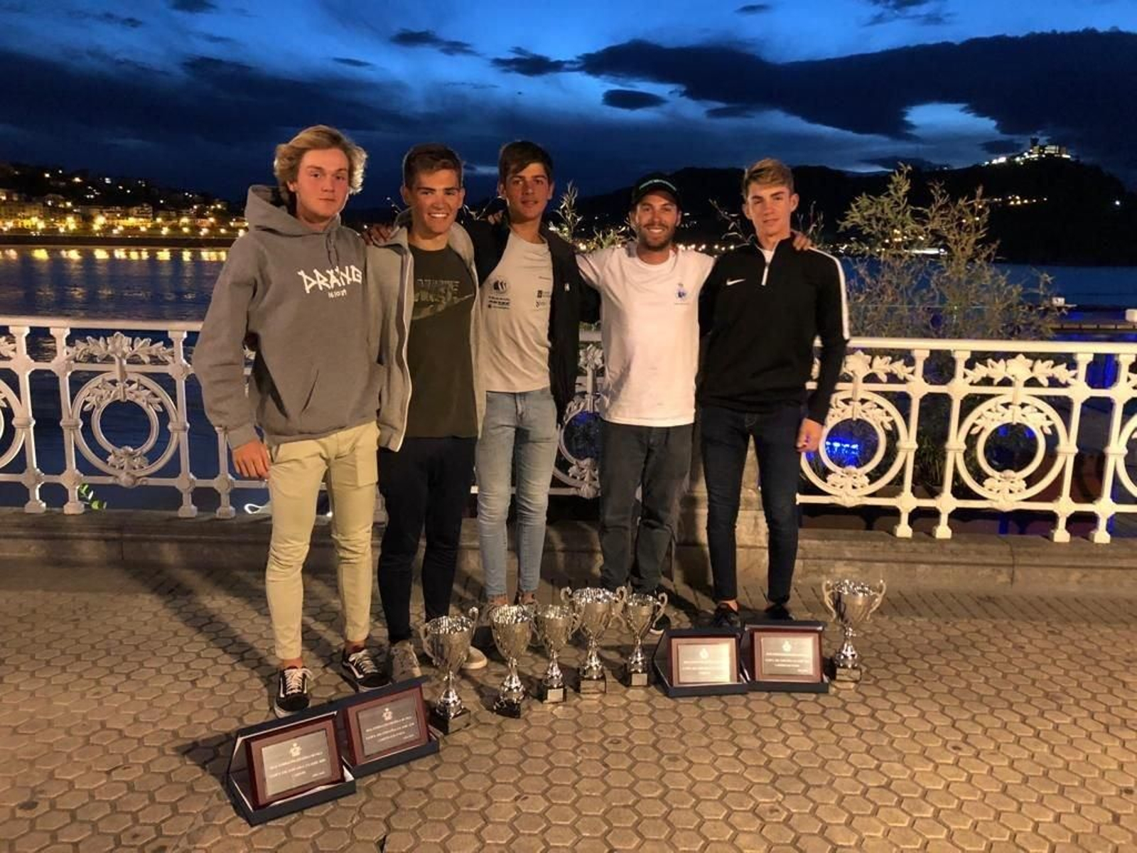 Los vencedores gallegos, junto a sus trofeos, en la playa de La Concha de San Sebastián.