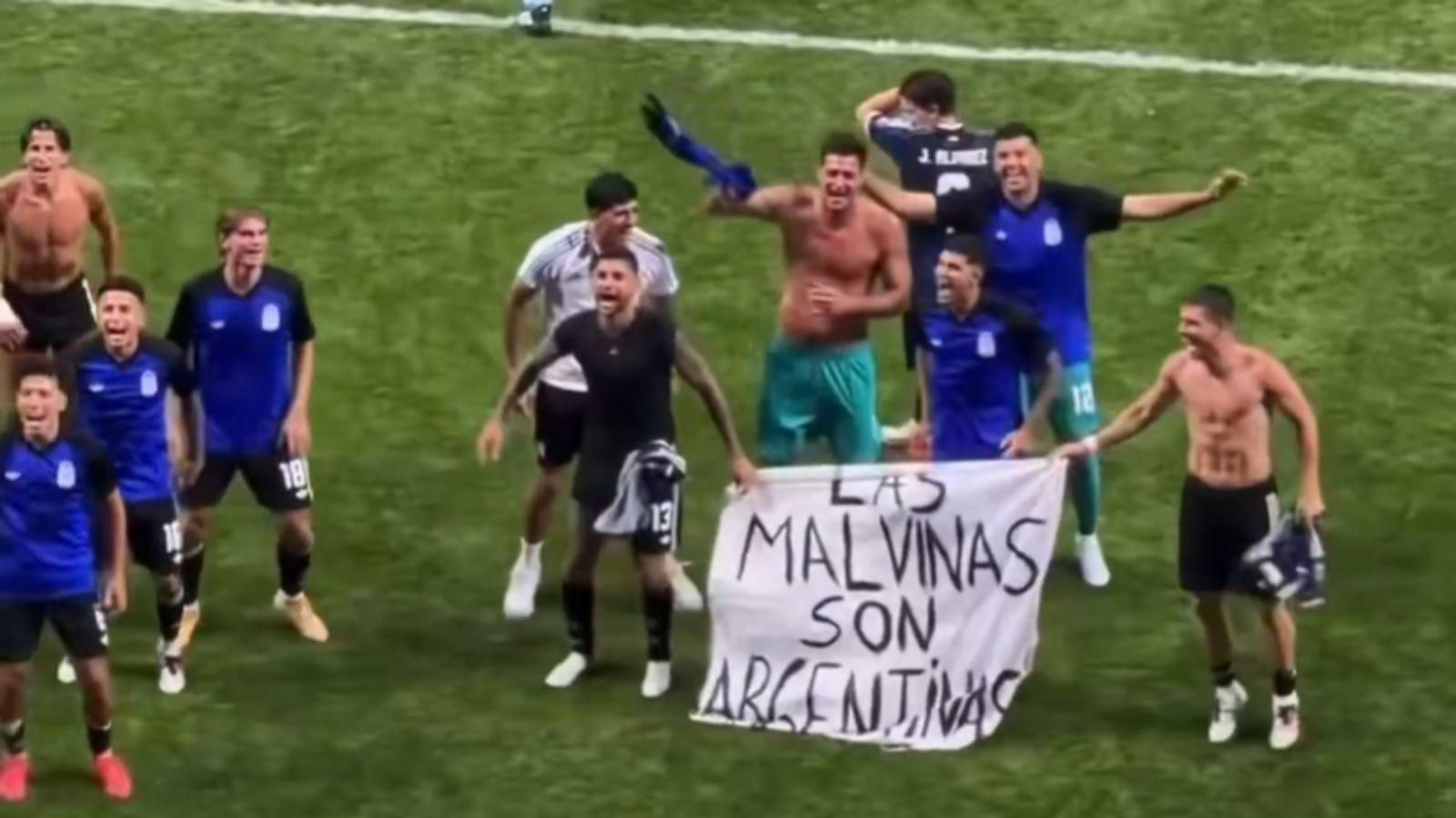 La selección argentina con una pancarta prohibida por la FIFA: "Las Malvinas son argentinas".