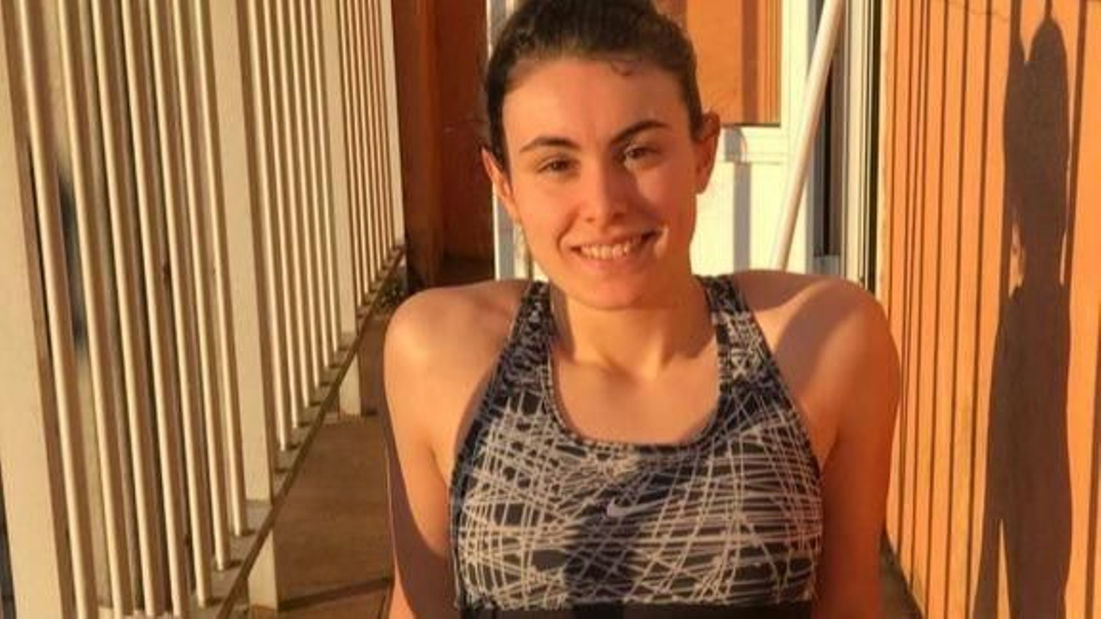 Paulina Pérez mantiene la actividad física en un piso de A Guarda.