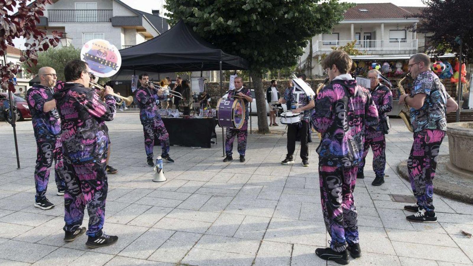 La charanga Bandiños Band puso la nota musical a la inauguración.