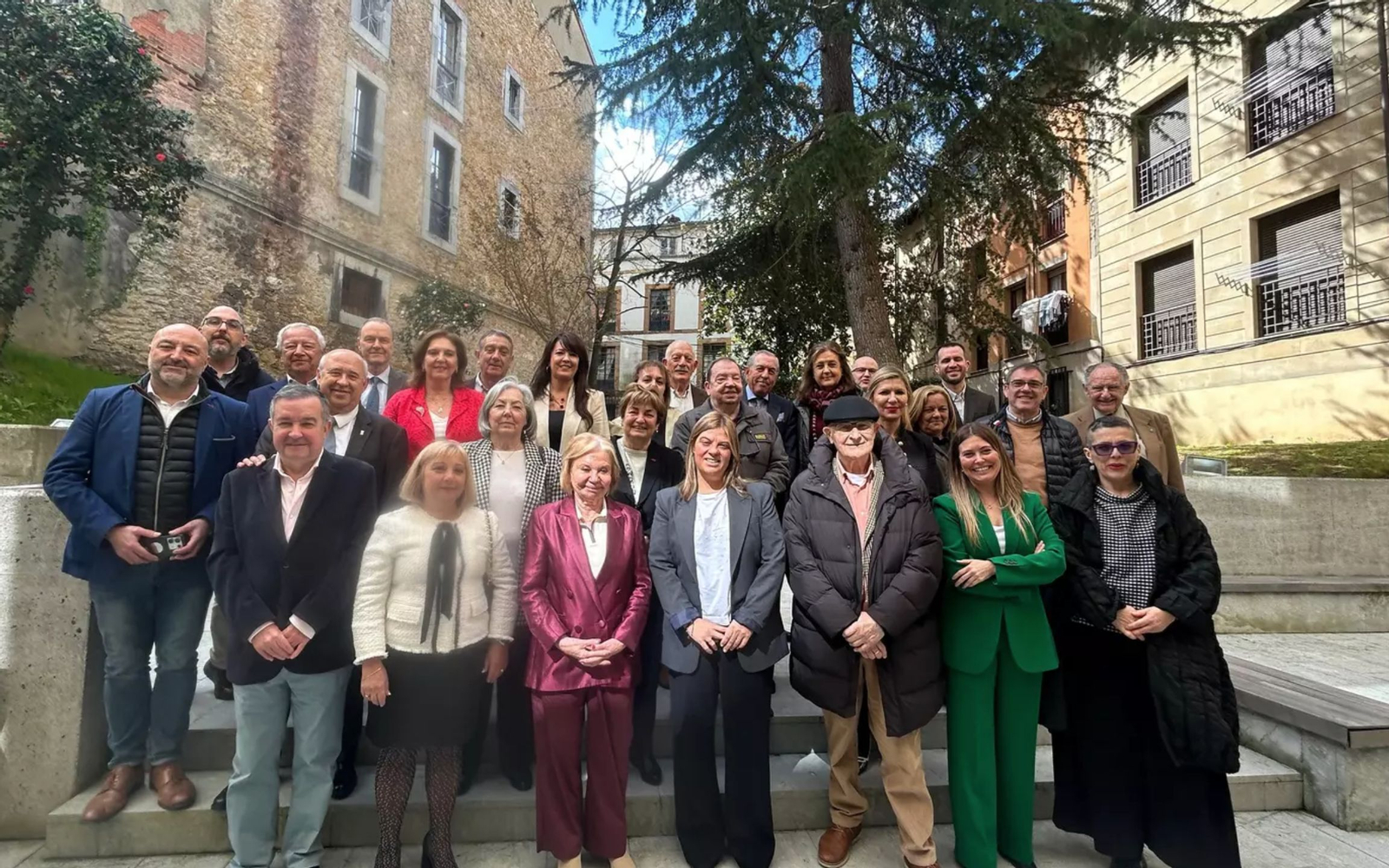 Foto de Familia de los integrantes del pleno del Consejo de Comunidades Asturianas, con la vicepresidenta Gimena Llamedo; la directora general de Emigración y Políticas de Retorno y la presidenta del Consejo, María Antonia F. Felgueroso