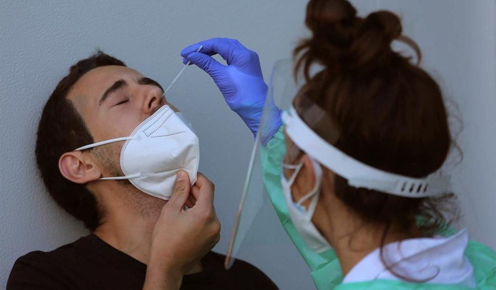 Un joven de Vigo se somete al cribado (A.D.)