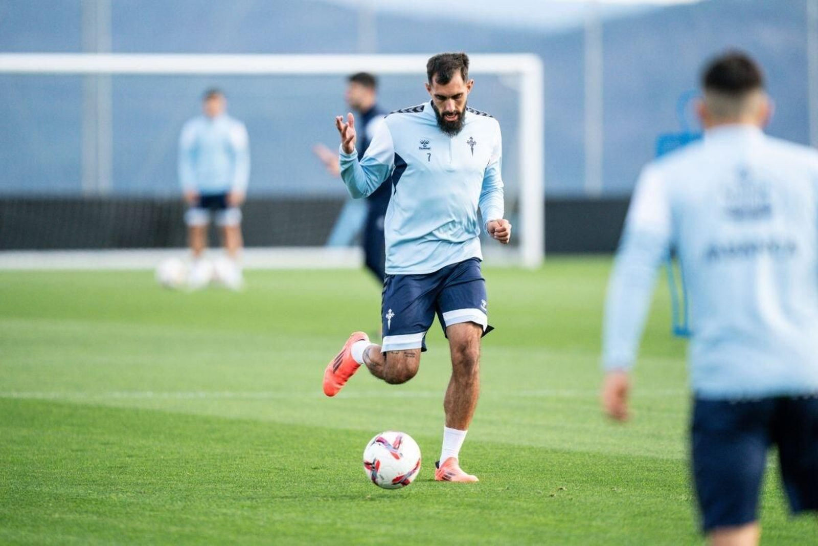 Borja Iglesias, durante un entrenamiento de la pasada semana.
