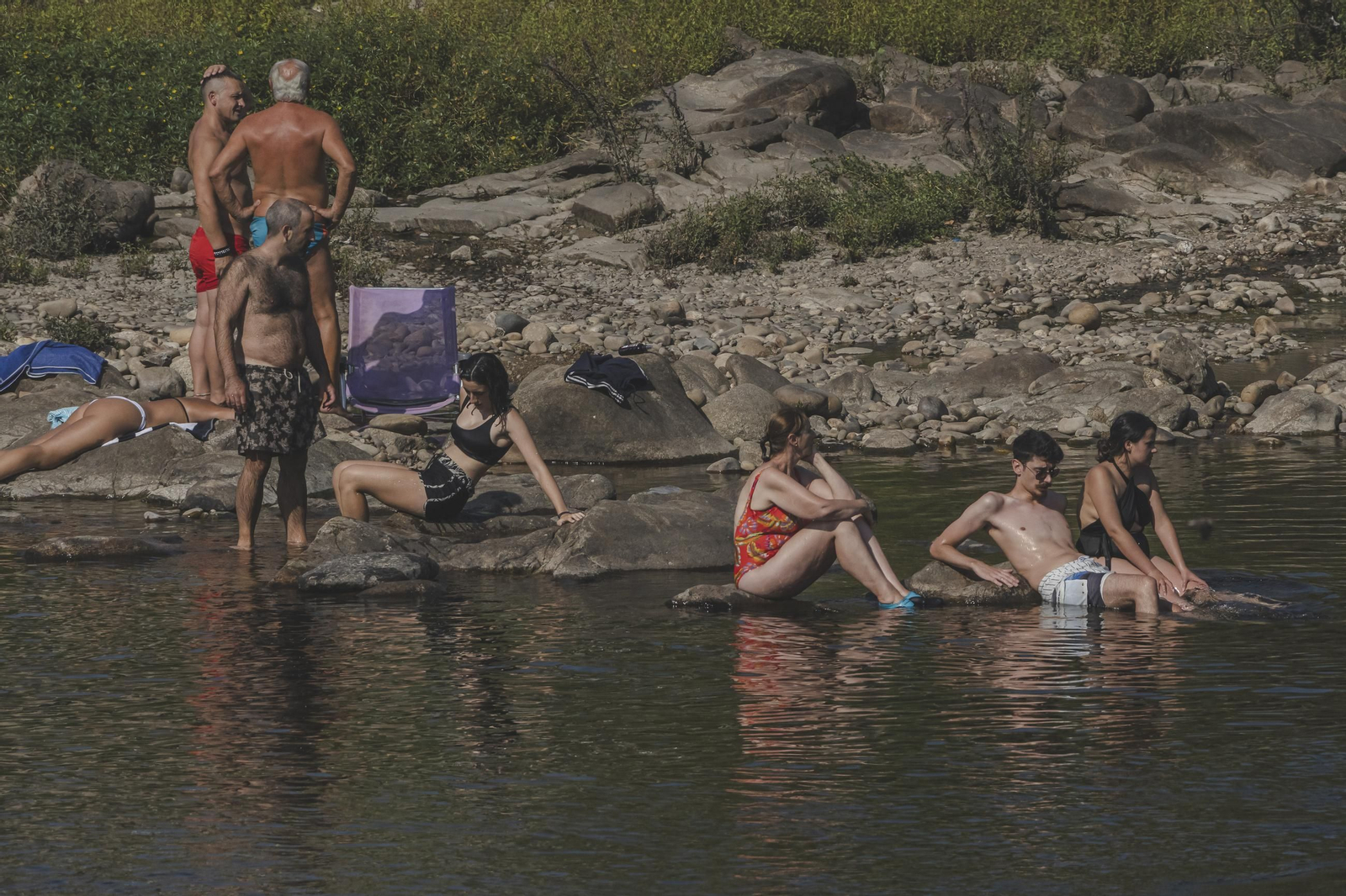 Galería | Los ourensanos combatiendo el calor en una jornada de calor extremo