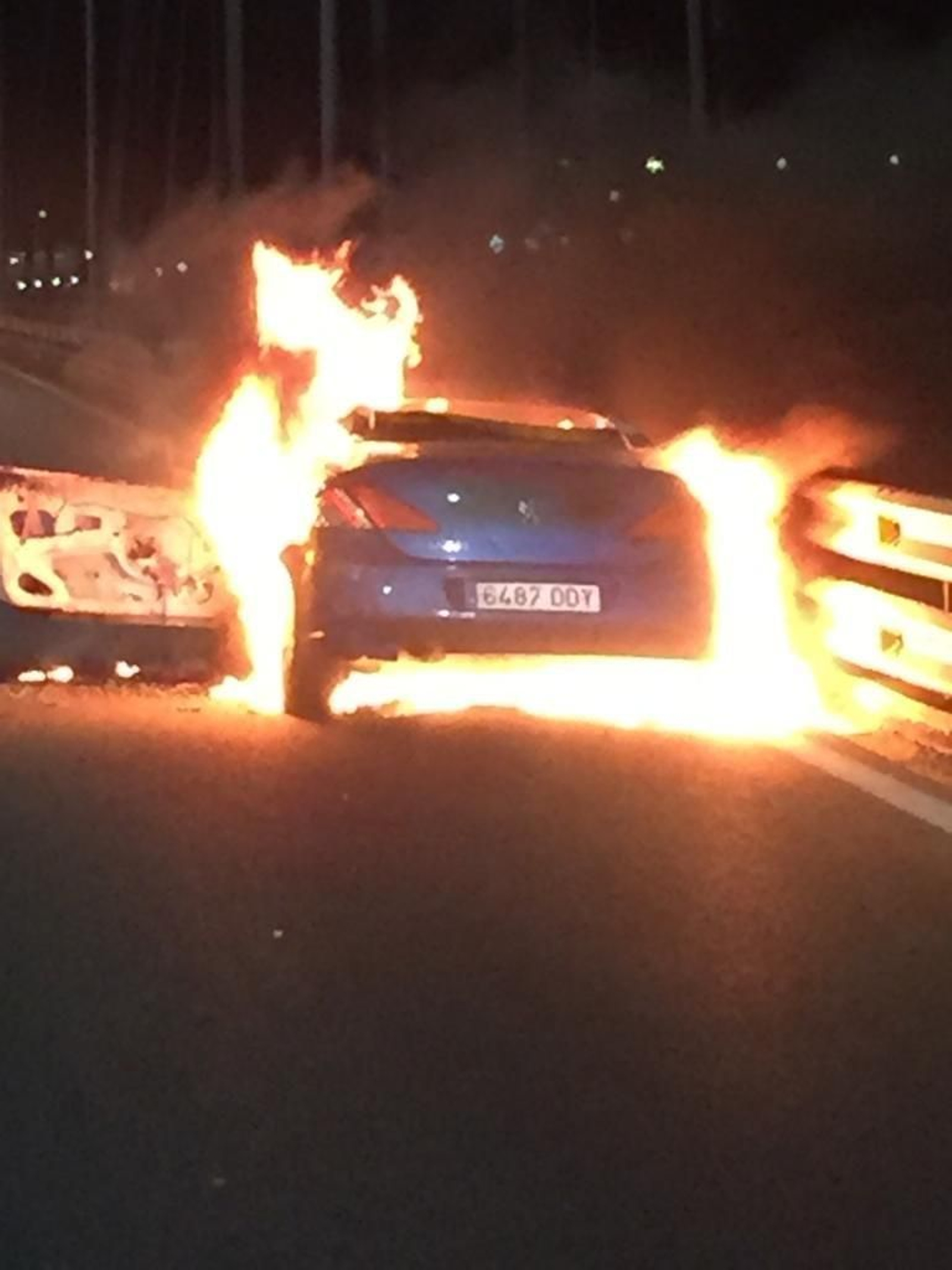 Arde un coche en el medio del puente de Rande // Alberte