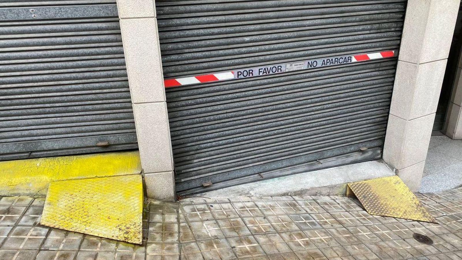 Peligrosas plataformas para los viandantes en la rúa Orcellón