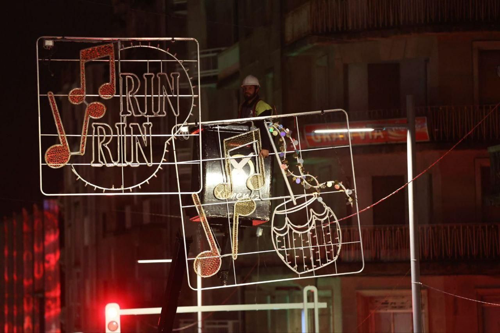 Detalles del alumbrado navideño colocado en Gran Vía. // Alberte