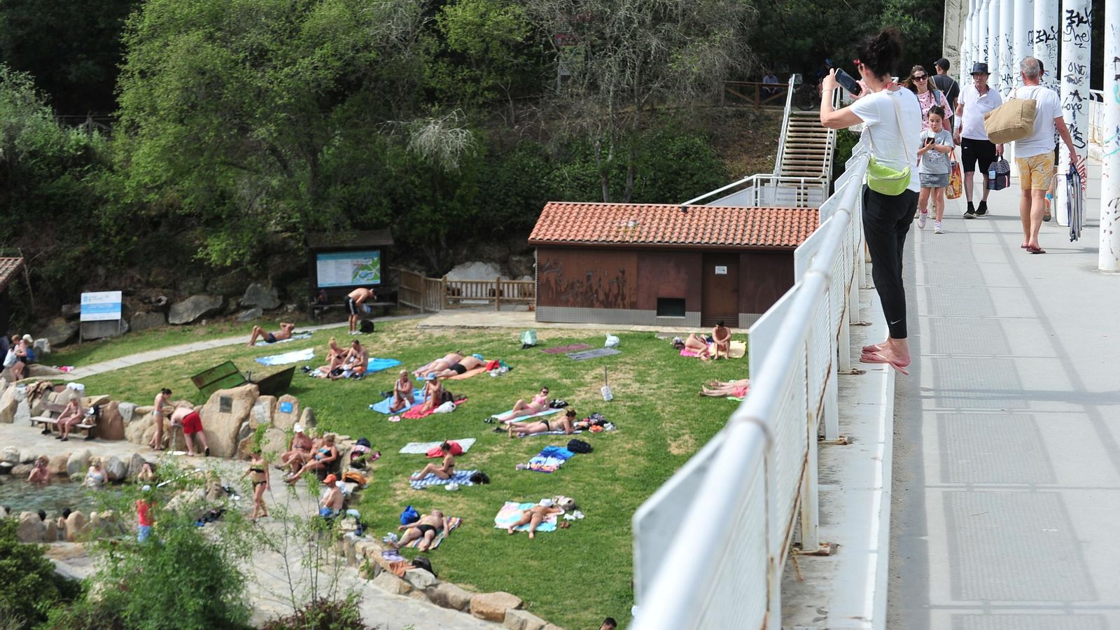 Tomando el sol en las termas de Outariz.