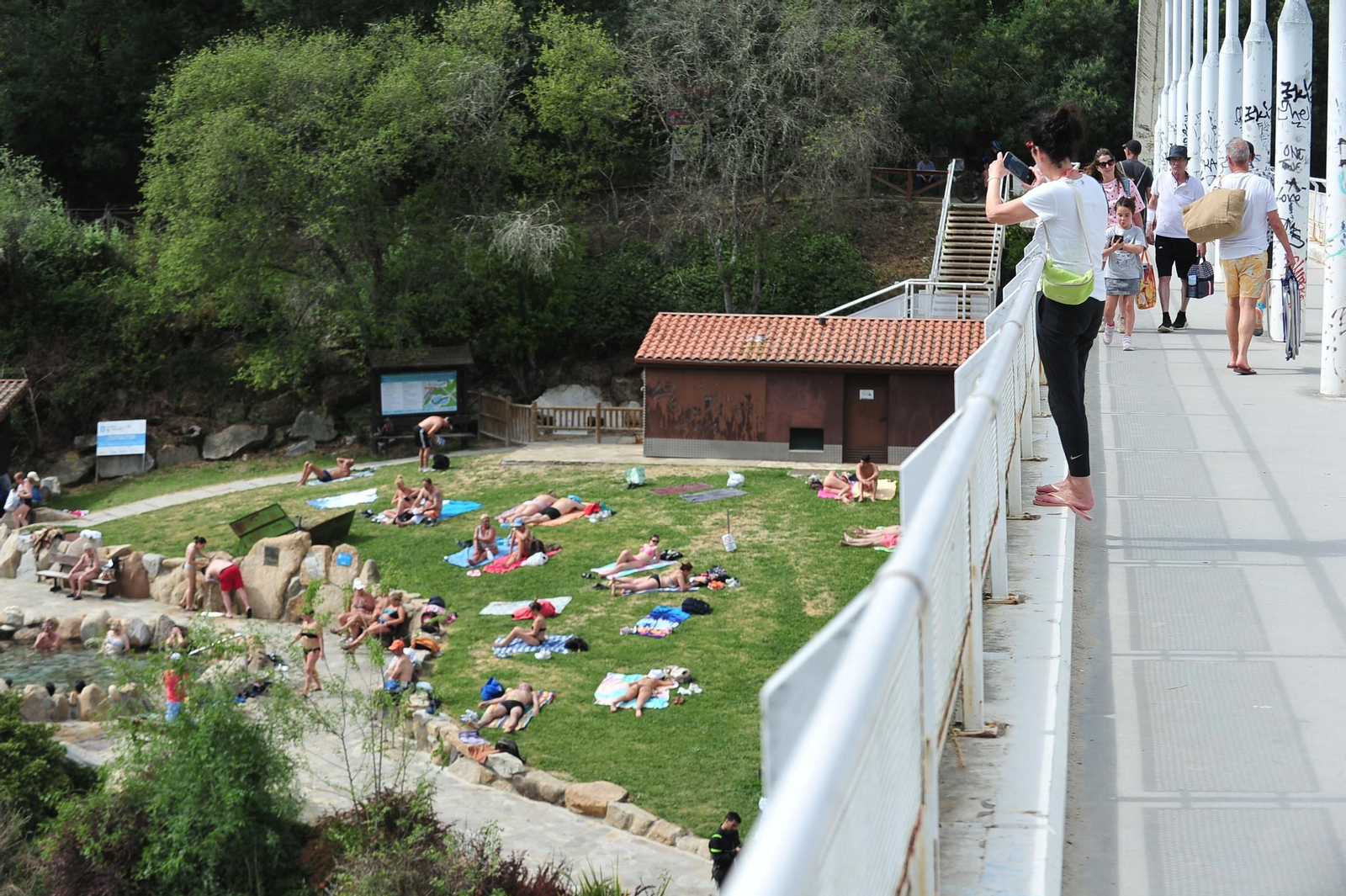 Hubo quien aprovechó para tomar fotos del día soleado, otros para refrescarse en las termas de Outariz