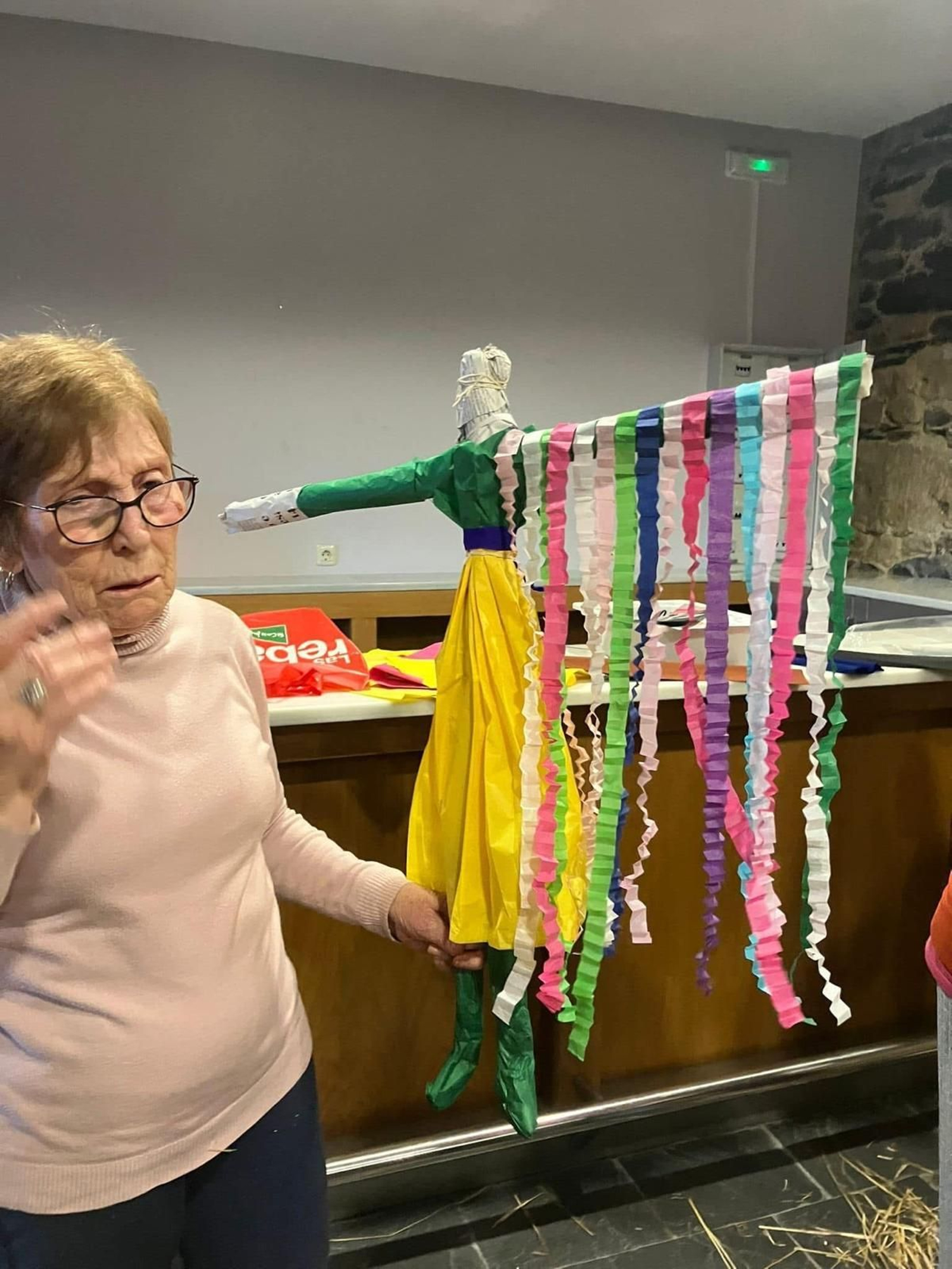 Galería |  A Gudiña crea de nuevo sus  figuras del Entroido