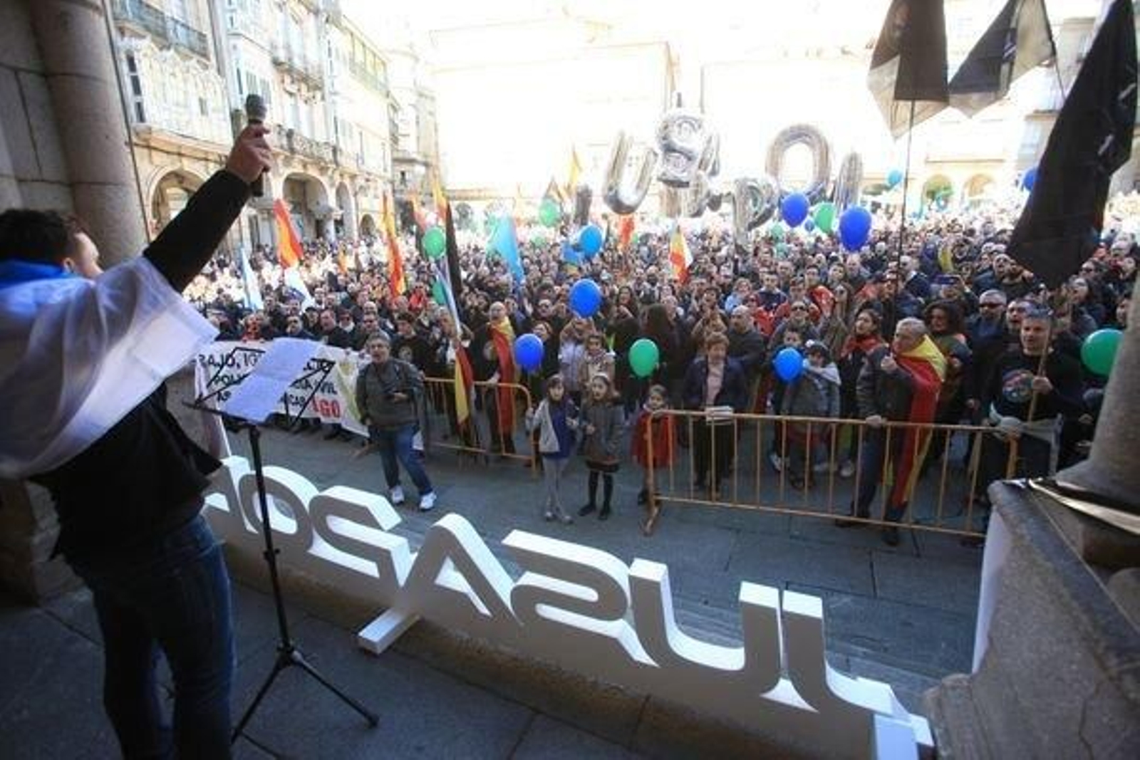 OURENSE 24/02/2018.- Protesta policías y gaurdias civiles. Rubén Riós de arenga con los policías. José Paz