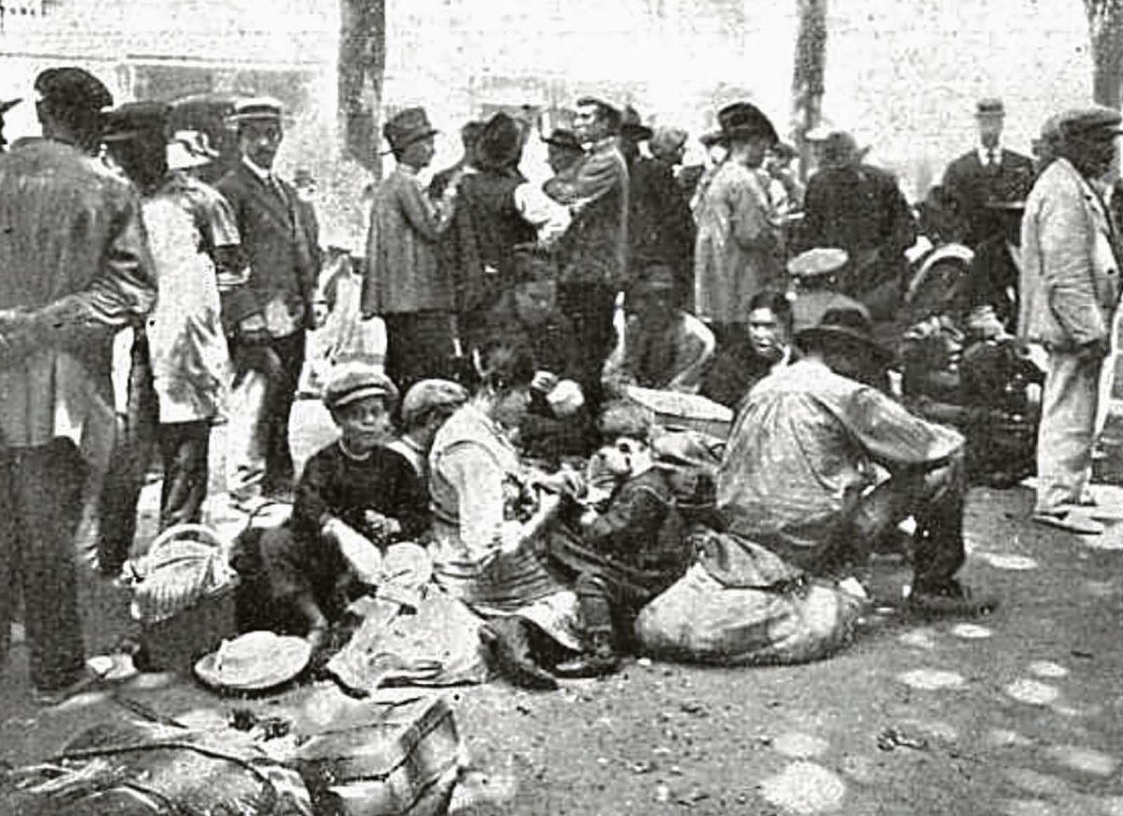 Repatriados en Barcelona. Mundo Gráfico, agosto 1914.