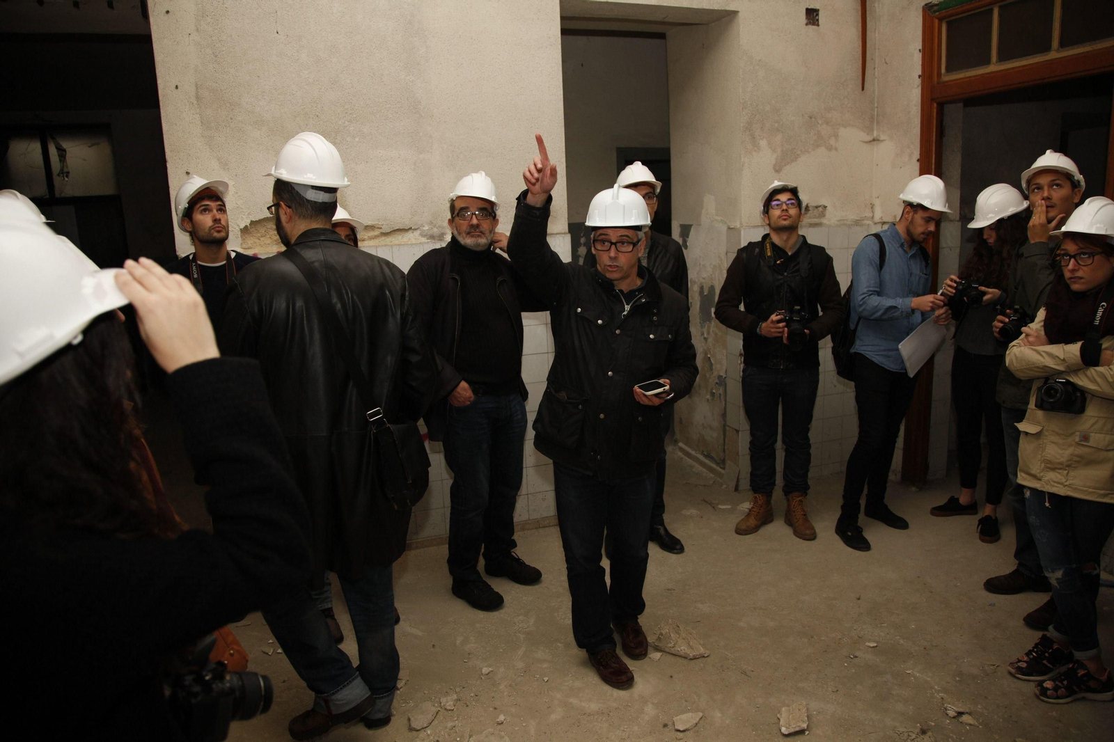 El arqueólogo Eguileta, en el centro, enseña la cárcel a estudiantes y profesores.