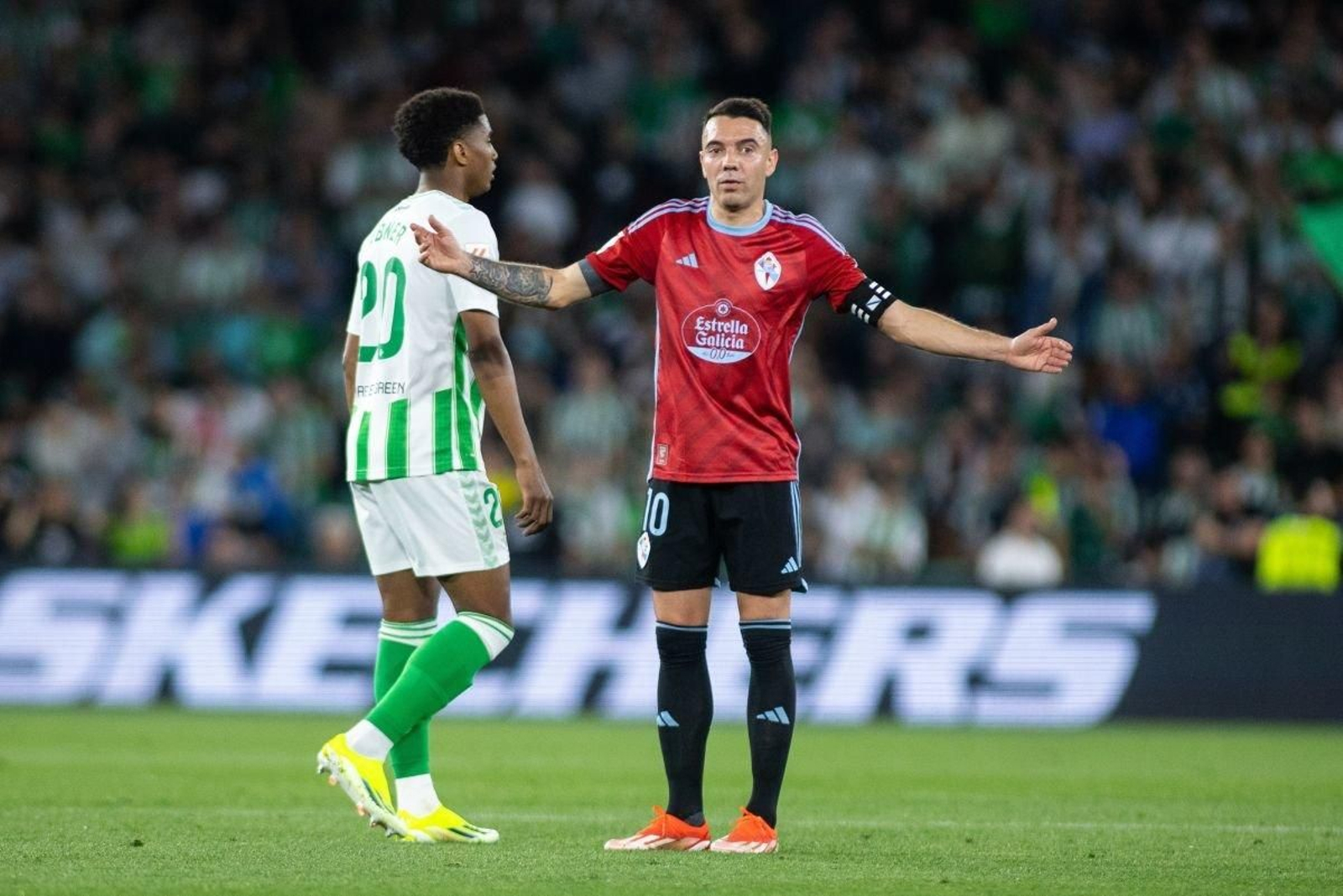 Iago Aspas se lamenta durante el partido de anoche en el Benito Villamarín, que supuso la primera derrota de Claudio Giráldez con el primer equipo.