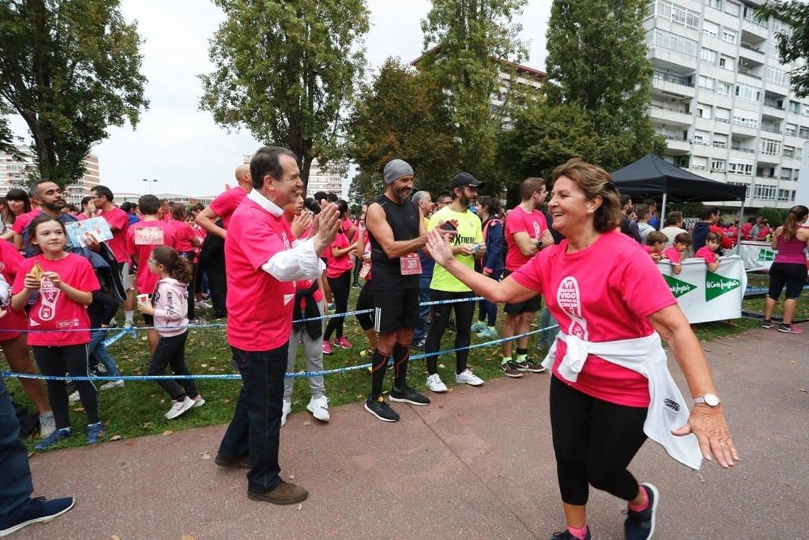 El color rosa abarrotó la Avenida de Castelao - JV Landín 091