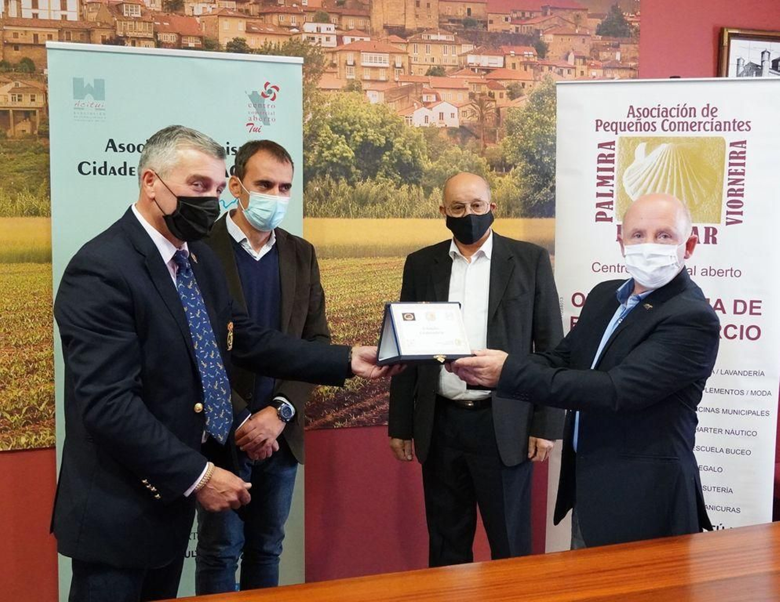 Juan Carlos Blanco, de Acitui, con los representantes de los comerciantes de Milladorio y el alcalde.