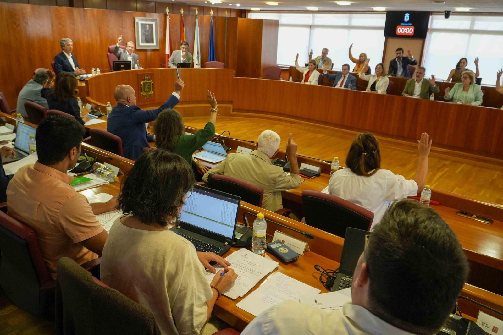 Los concejales socialistas, alzando la mano para votar ayer en el pleno.