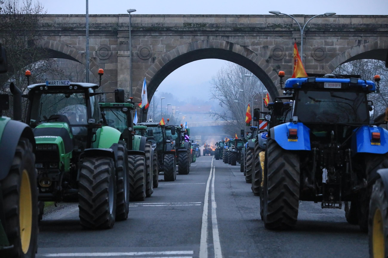 Galería | Largas hileras de tractores bloquean la N-120 en Ourense, en el cuarto fin de semana de protestas