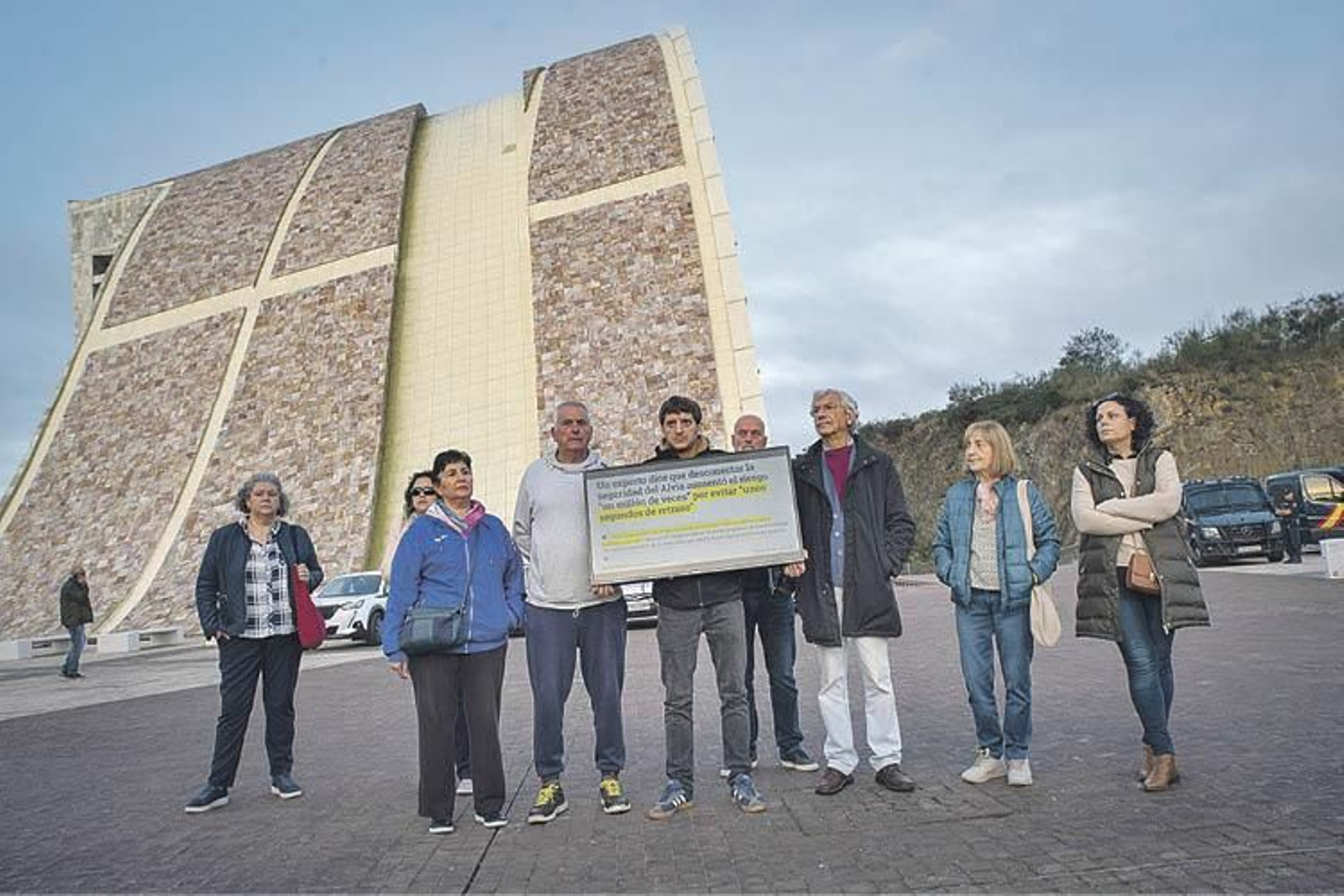 Miembros de la Plataforma de Víctimas, antes de la vista (ÓSCAR PINAL).