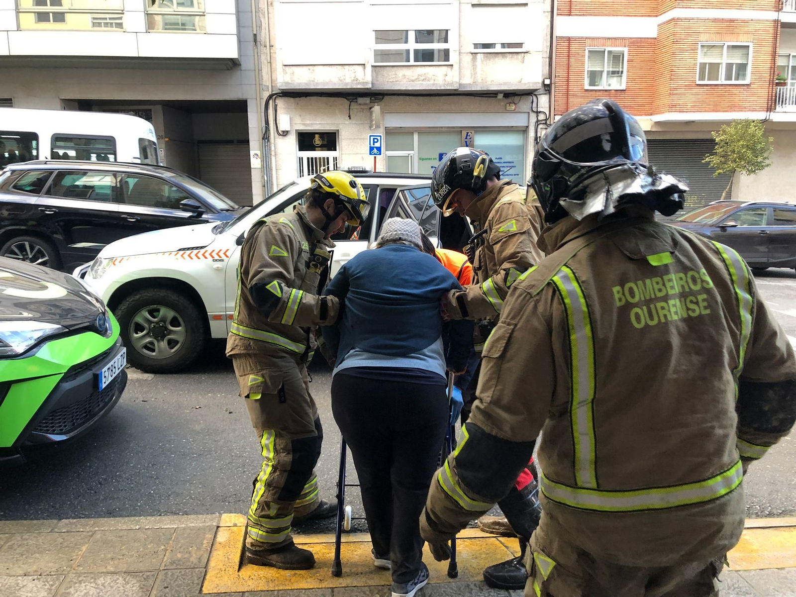 Mujer rescatada que había quedado encerrada en su casa