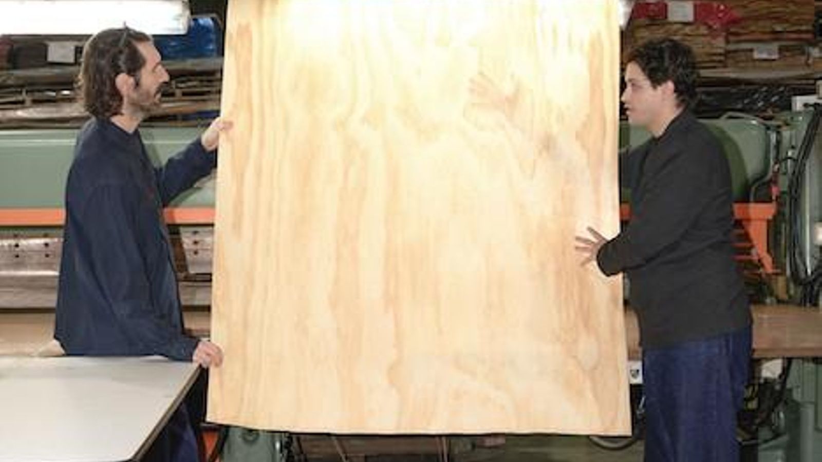 Manuel Bouzas y Pablo Sequero durante la preparación de la madera.