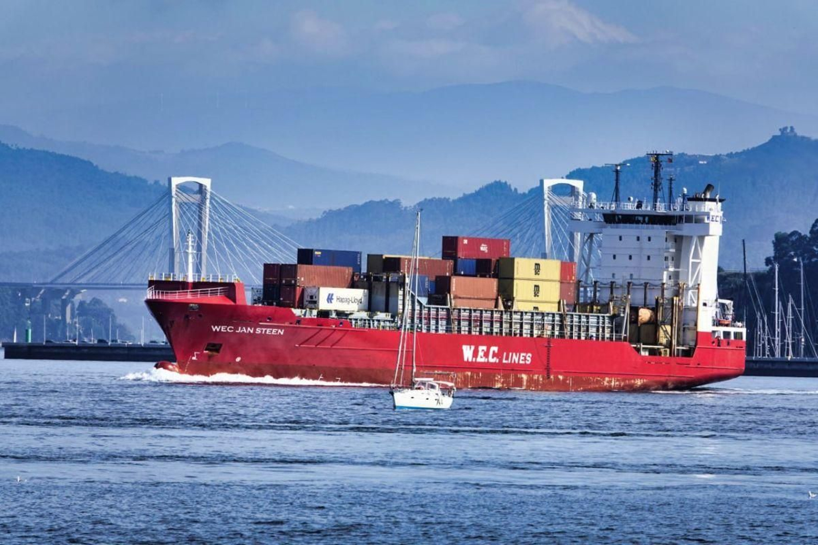 Un portacontenedores saliendo del puerto este fin de semana, en que siguió la actividad.