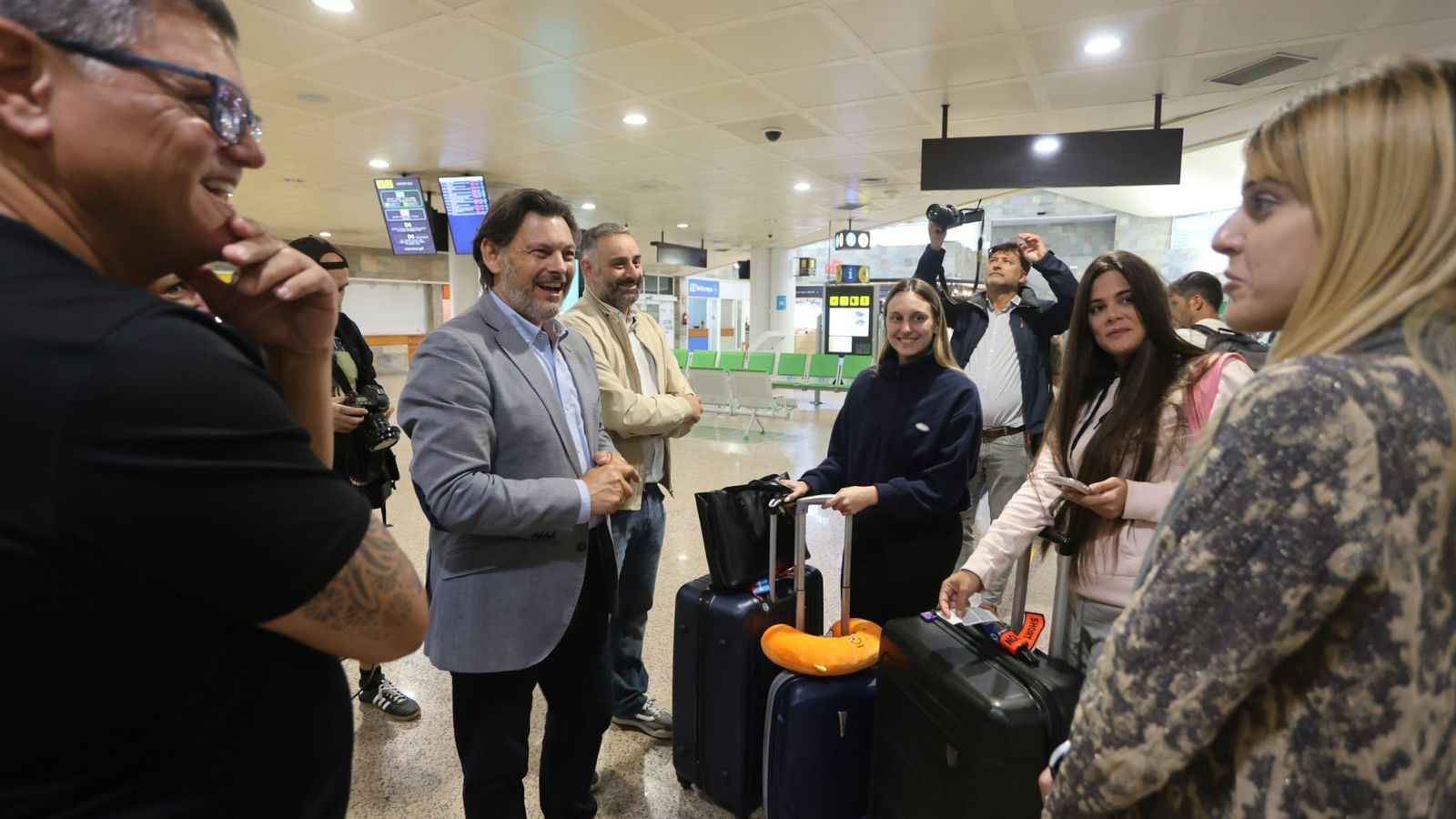 Miranda da la bienvenida a los participantes