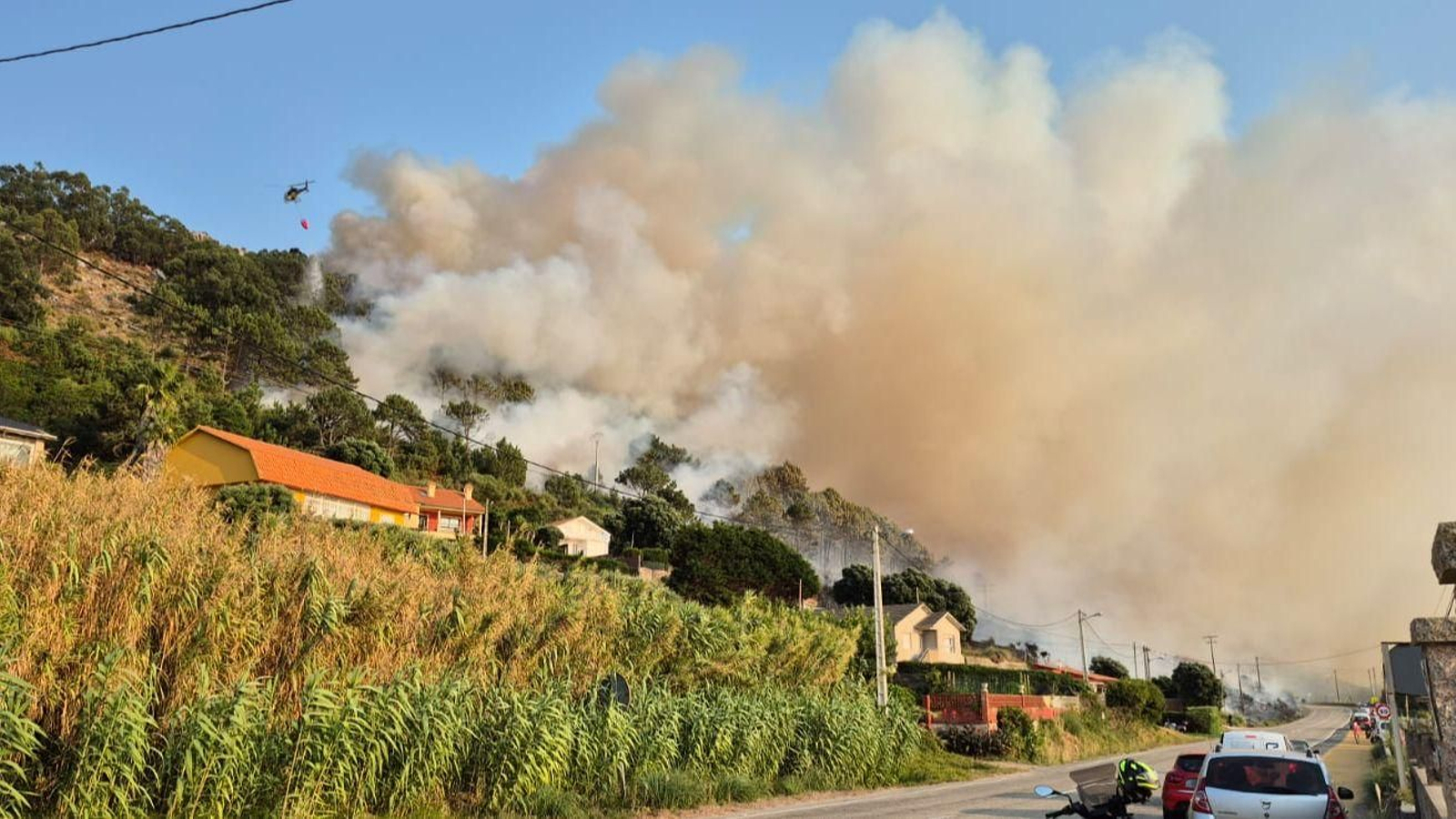 Un helicóptero realiza una descarga en Mougás, Oia.
